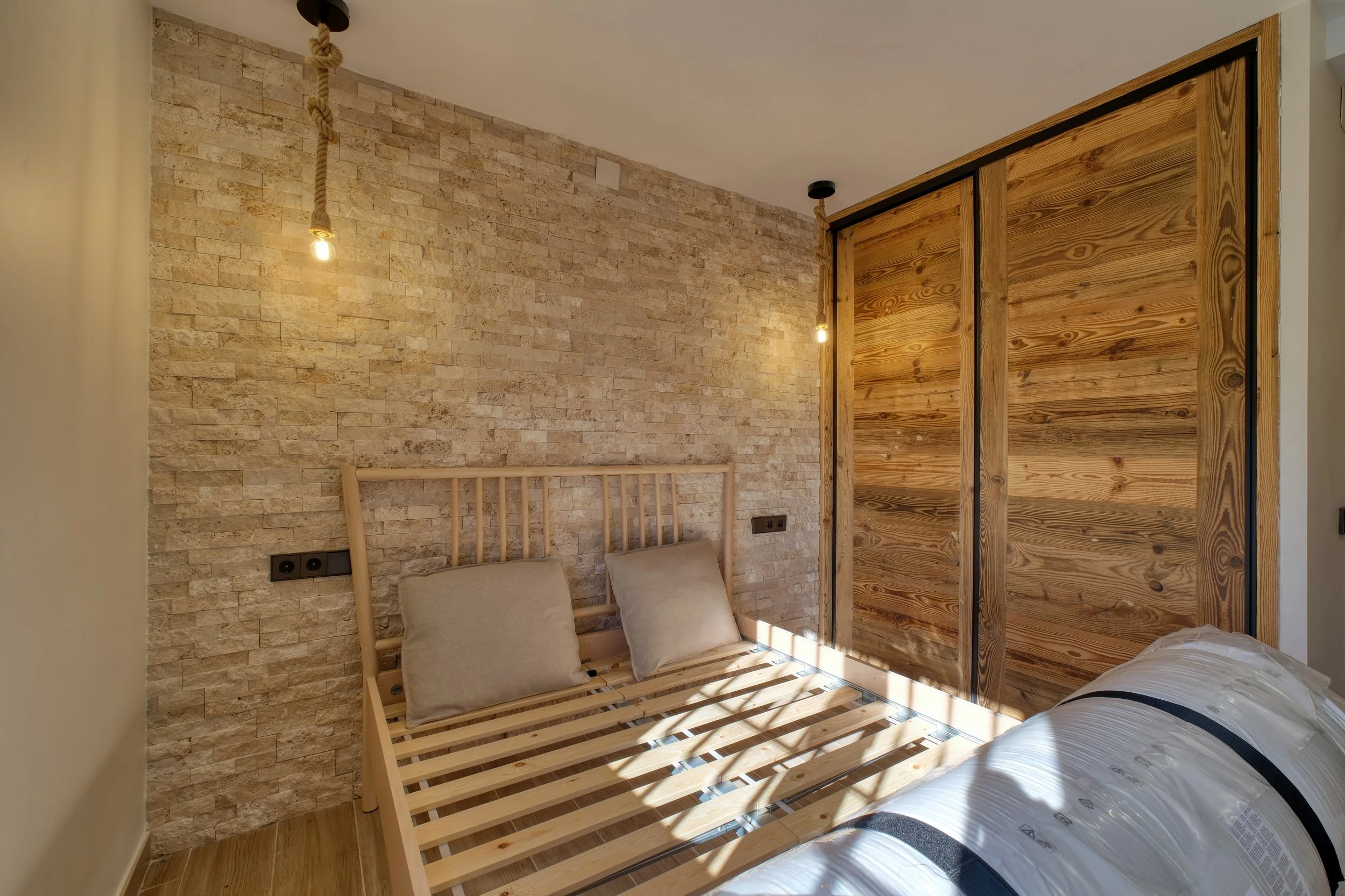 dormitorio vacio sin el colchon tarragona