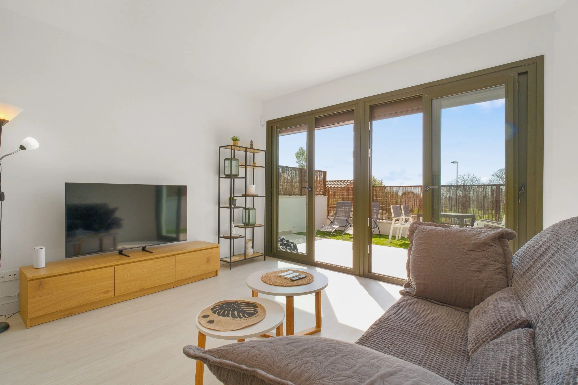 salon bajo con terraza