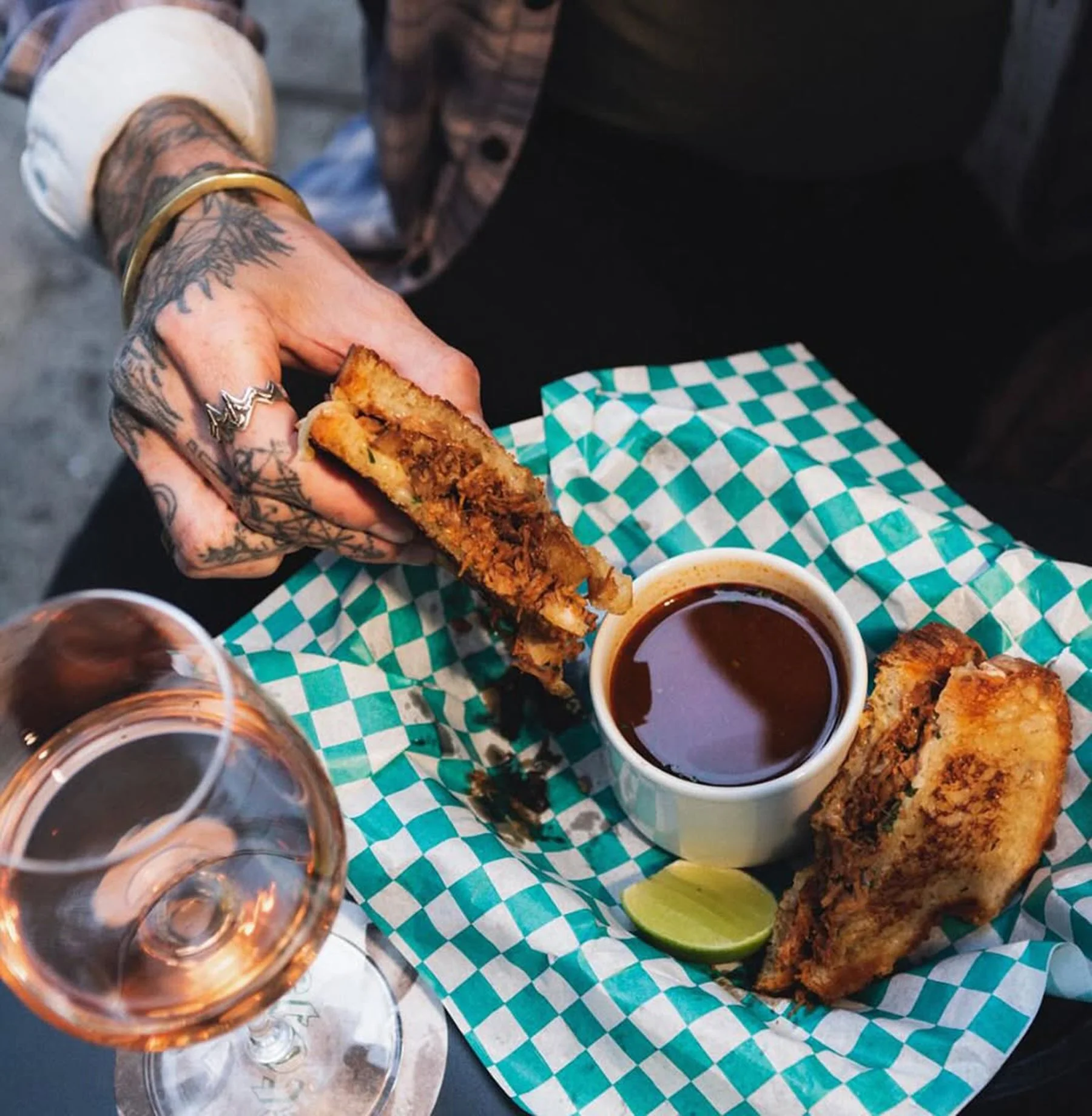 @betobetocdmx y su imperdible grilled cheese de birria y para acompañar un buen  vino o cerveza .jpg