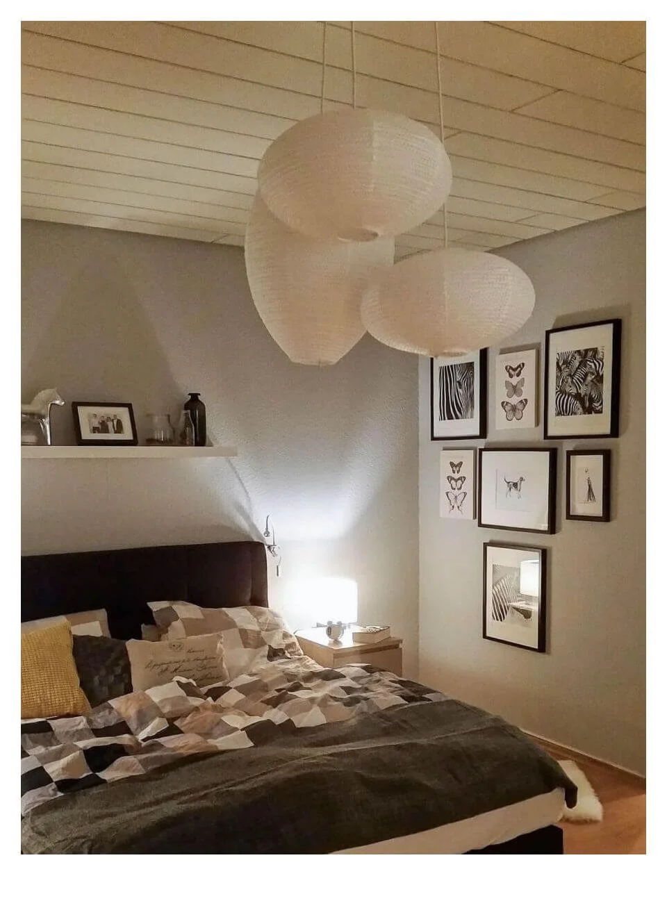Ein ruhig gestaltetes Wohnzimmer, in dem eine schlichte Ikea-Kommode harmonisch mit einer hochwertigen Designleuchte und weichen Leinenstoffen kombiniert ist.
