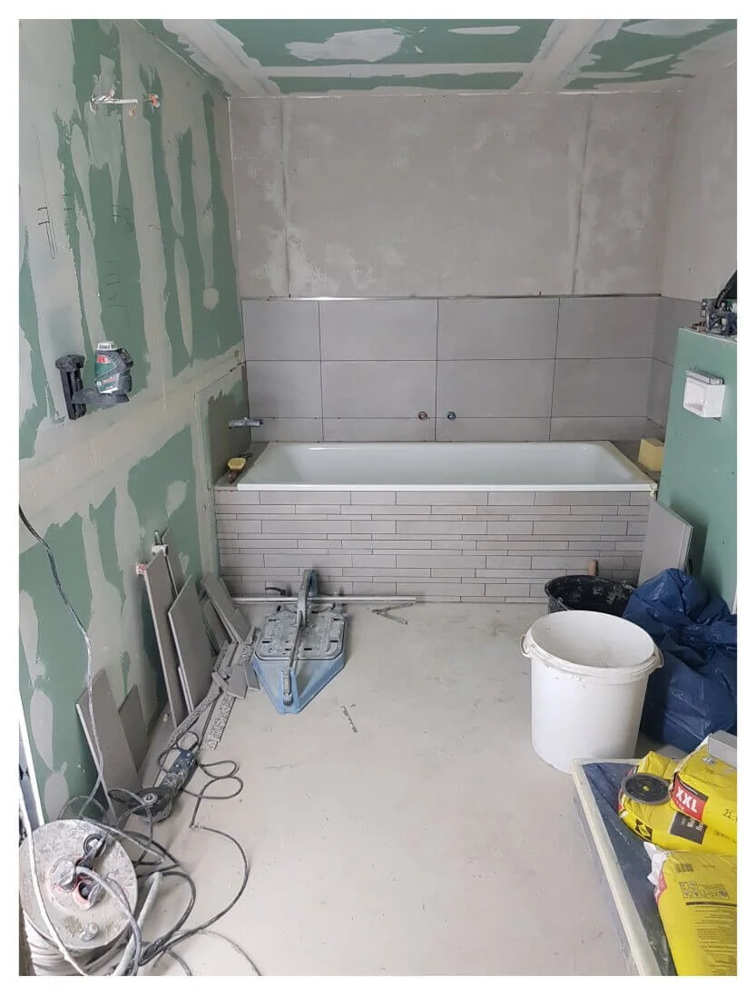 badsanierung-nach-wasserrohrbruch-aufbau.jpg