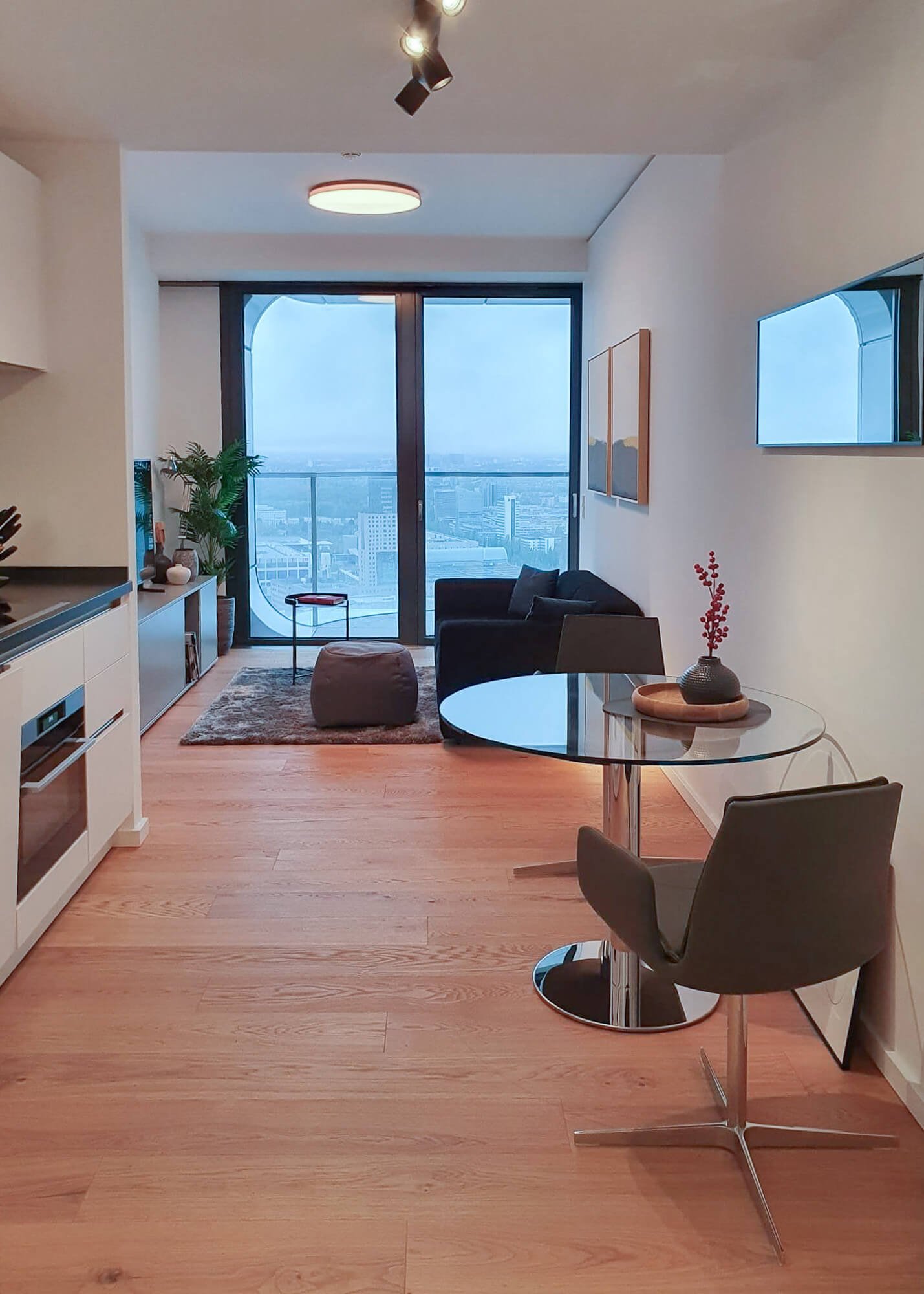 Modernes Interior Design für eine Neubauwohnung im Grand Tower Frankfurt mit Blick auf die Skyline, gestaltet von Berthe Dong.
