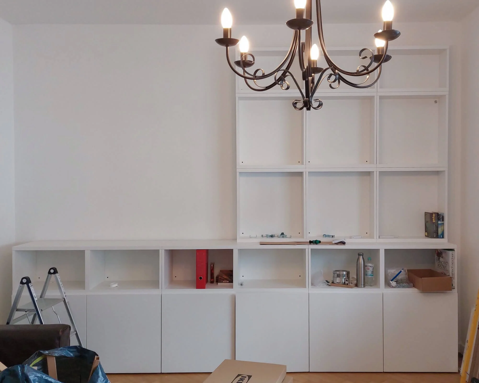Montagephase der Bestå-Elemente an der Wohnzimmerwand im Kölner Altbau inklusive technischer Installationen durch Berthe Dong.