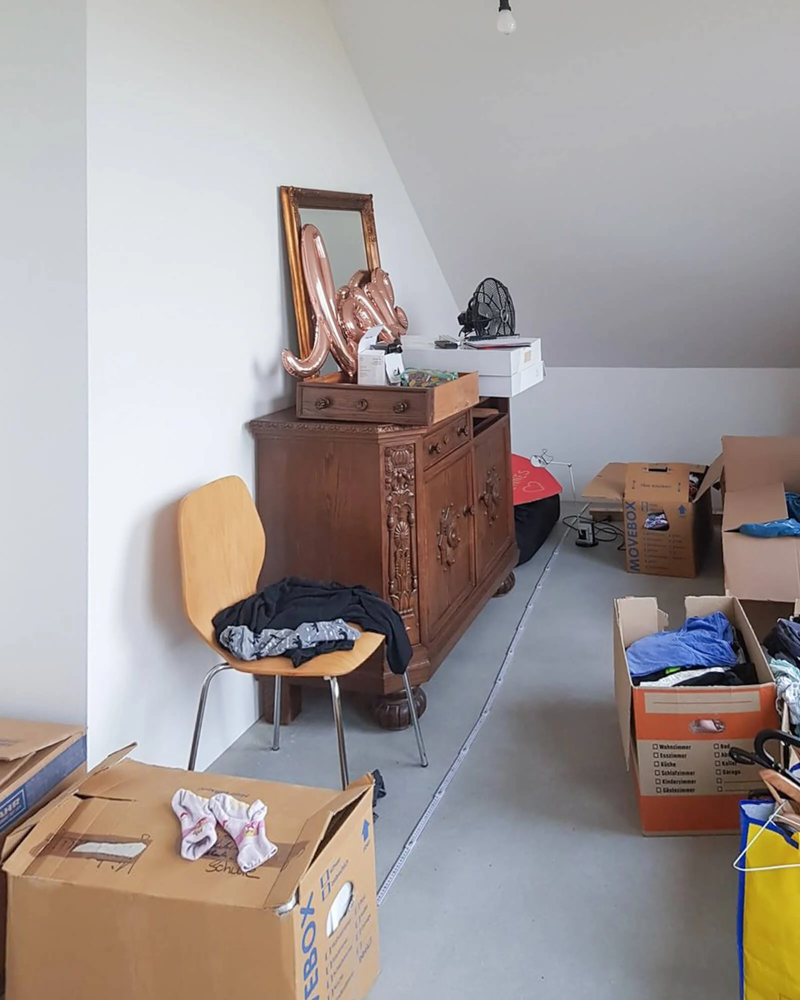 Moodboard und Raumkonzept für ein Schlafzimmer in Aachen mit Farbpalette und Materialauswahl von Berthe Dong.