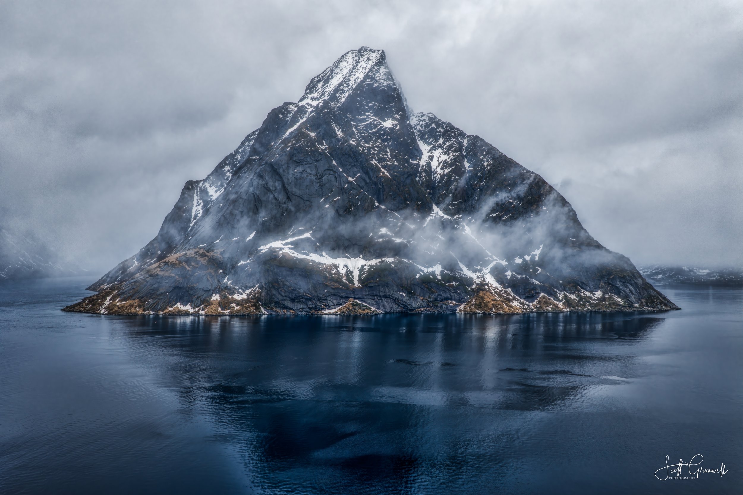 Arctic Passage 2026-03-08 09-53-57 Homnoy Reine Drone 0250_AuroraHDR2019-edit.jpg