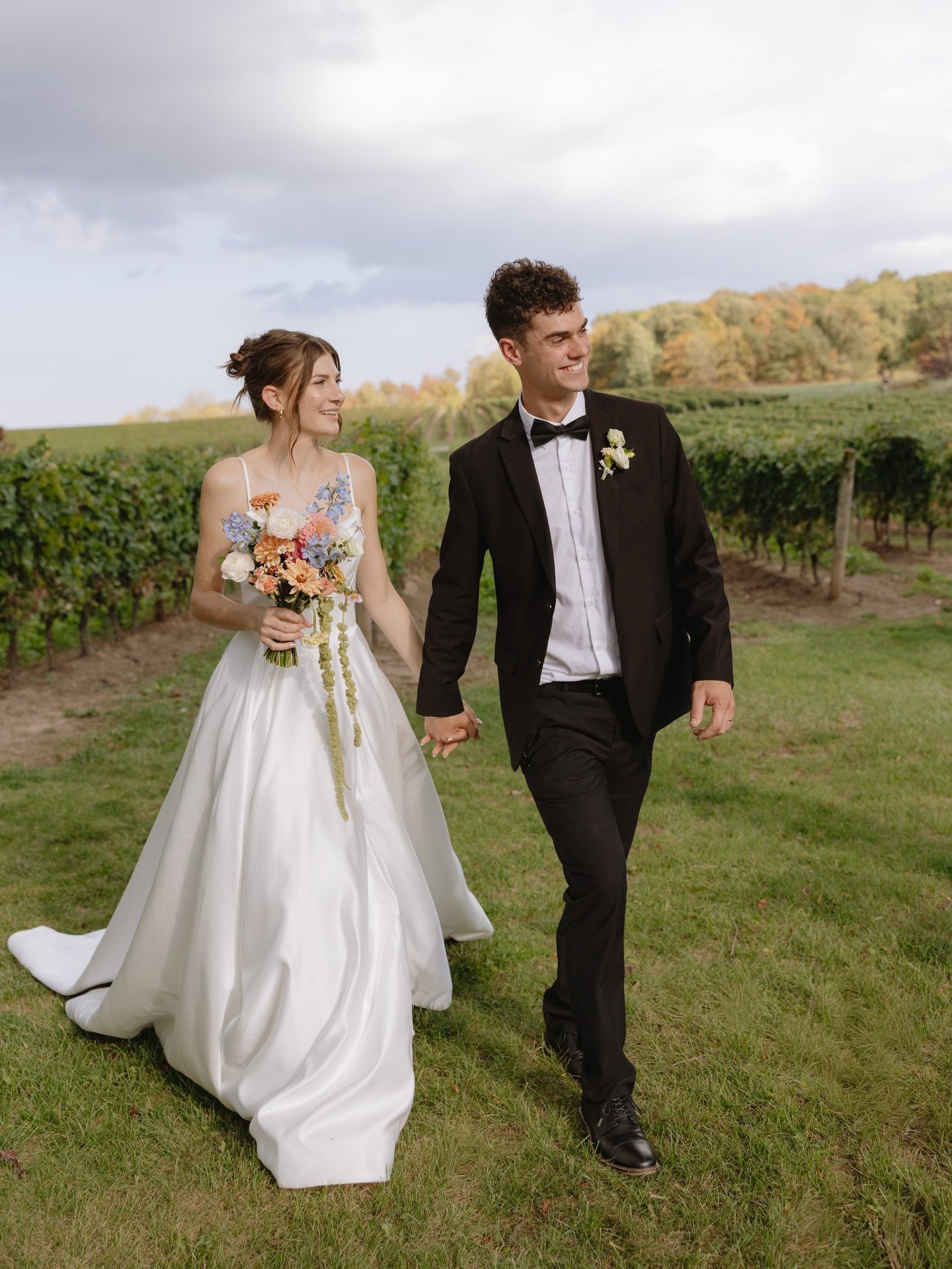 The dreary weather has me dreaming of this beautiful wedding day in September🕊️💌

Taylor and Calvin wanted a mix of documentary &amp; candid imagery with an editorial feel for their portraits! Taylor loves everything wine &amp; knew that she NEEDED