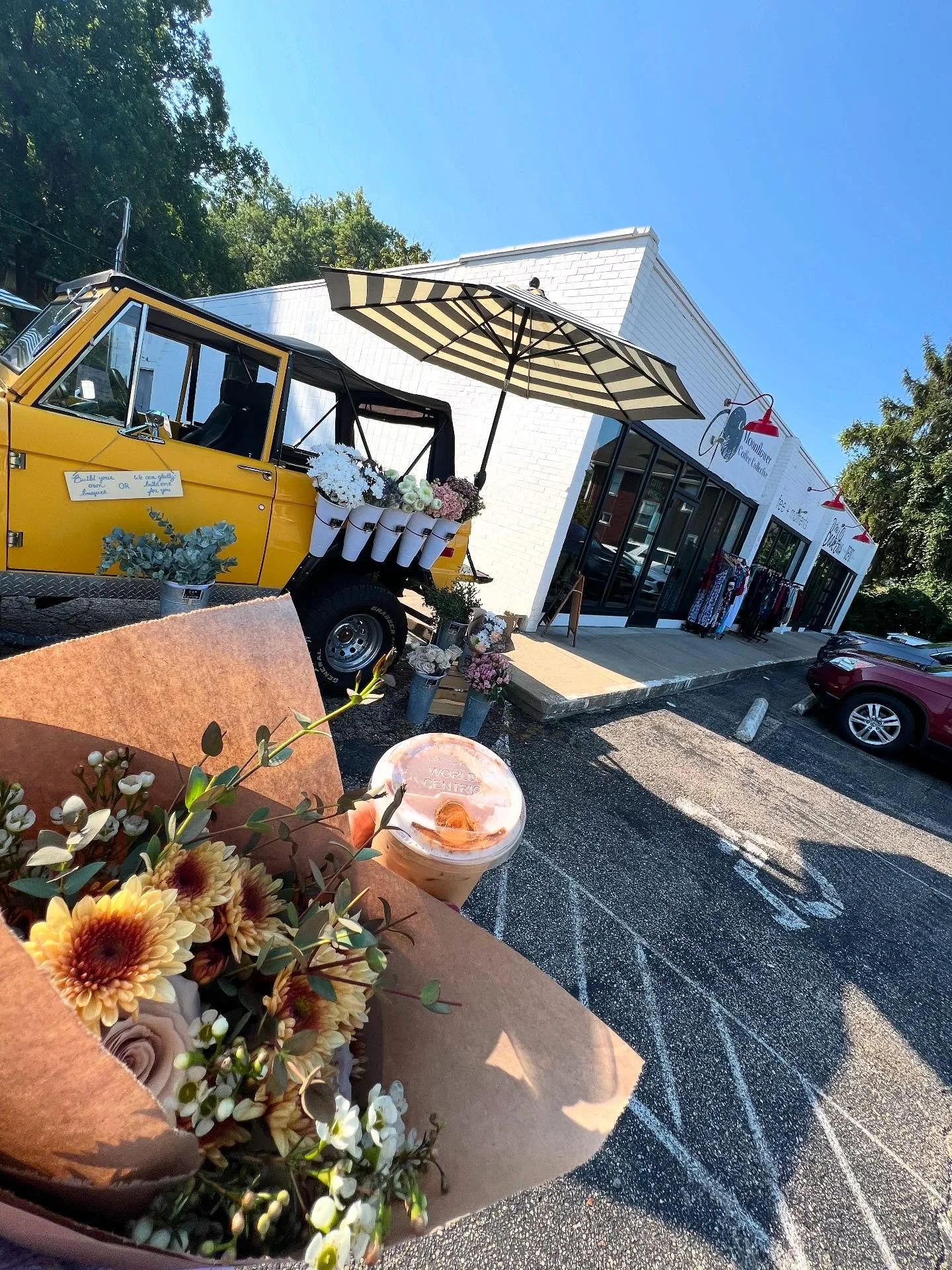 It&rsquo;s a good day for a good day!! Get your sunshine and your flowers today!!

We&rsquo;re at @annabellearthurboutique this afternoon 12-4 with our flower bar, celebrating their 1 year anniversary in their brick and mortar location in Hyde Park! 