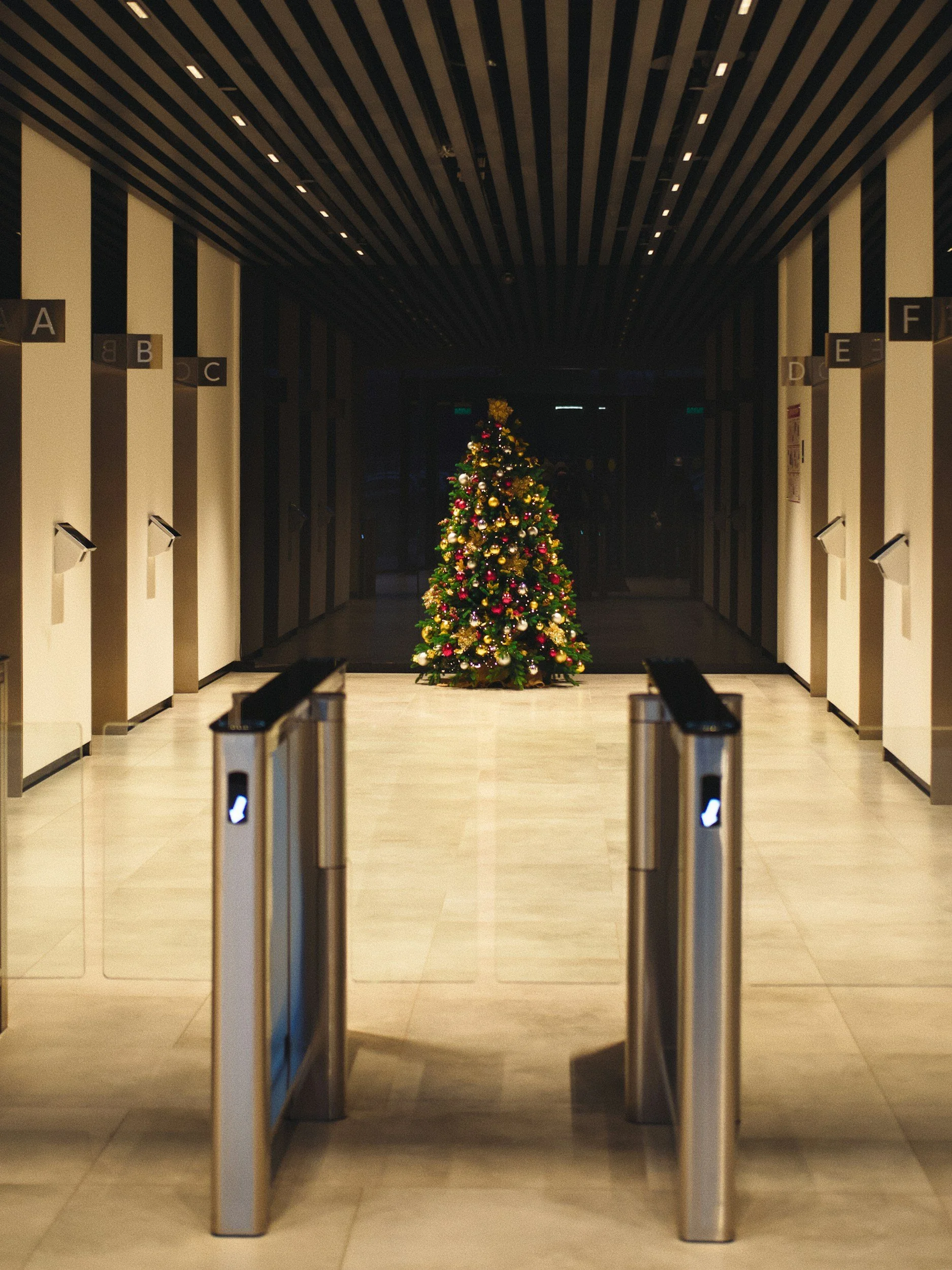 5 Memorable Christmas Elevator Scenes in Movies