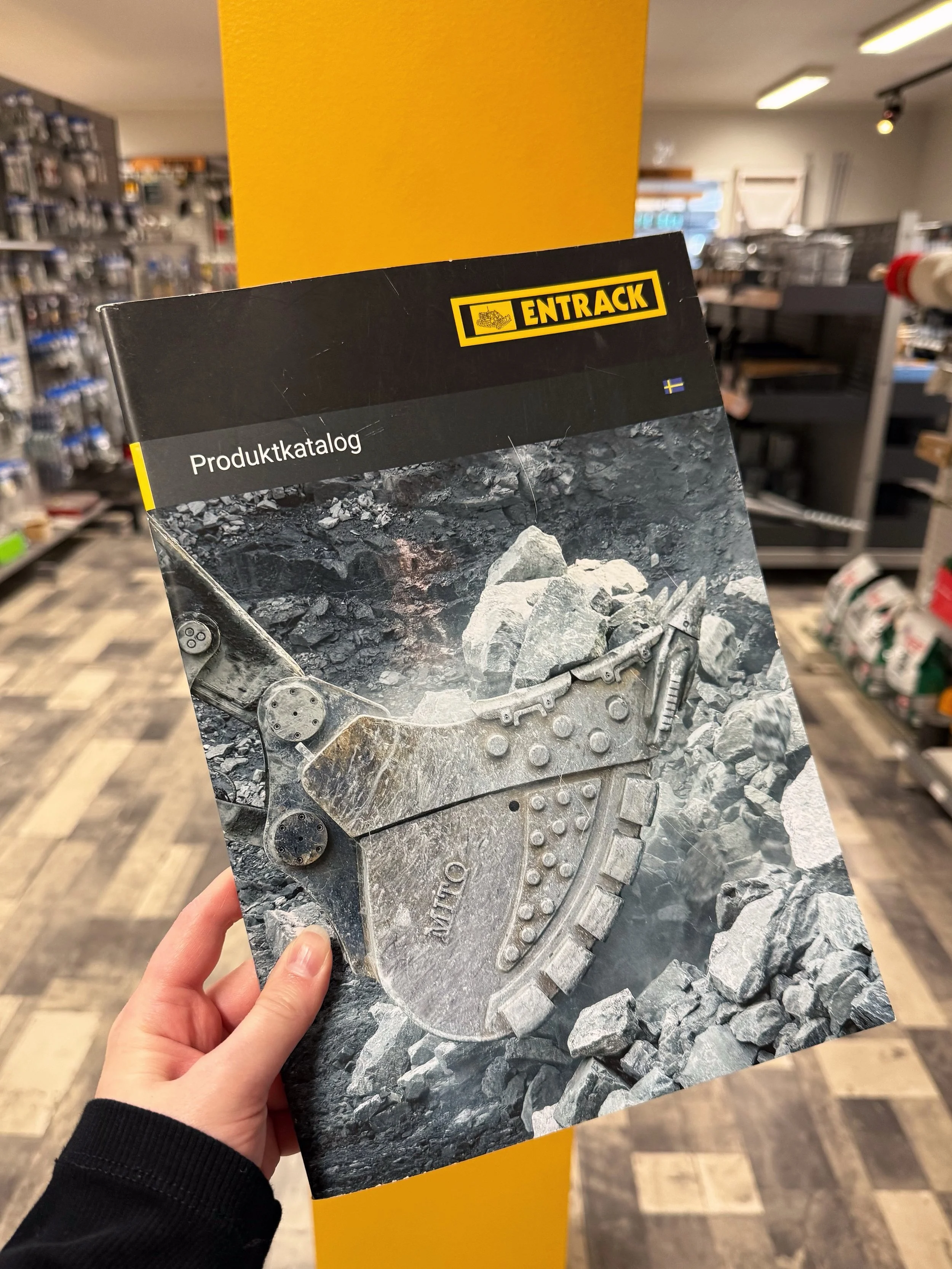 🔩 VI &Auml;R &Aring;TERF&Ouml;RS&Auml;LJARE AV ENTRACK! 🔩

Vi har slitst&aring;l fr&aring;n Entrack hemma p&aring; lager f&ouml;r renovering av skopor och andra utsatta detaljer 💪 Bland annat: 
&bull; Skopst&aring;l 35 mm
&bull; Profilst&aring;l i