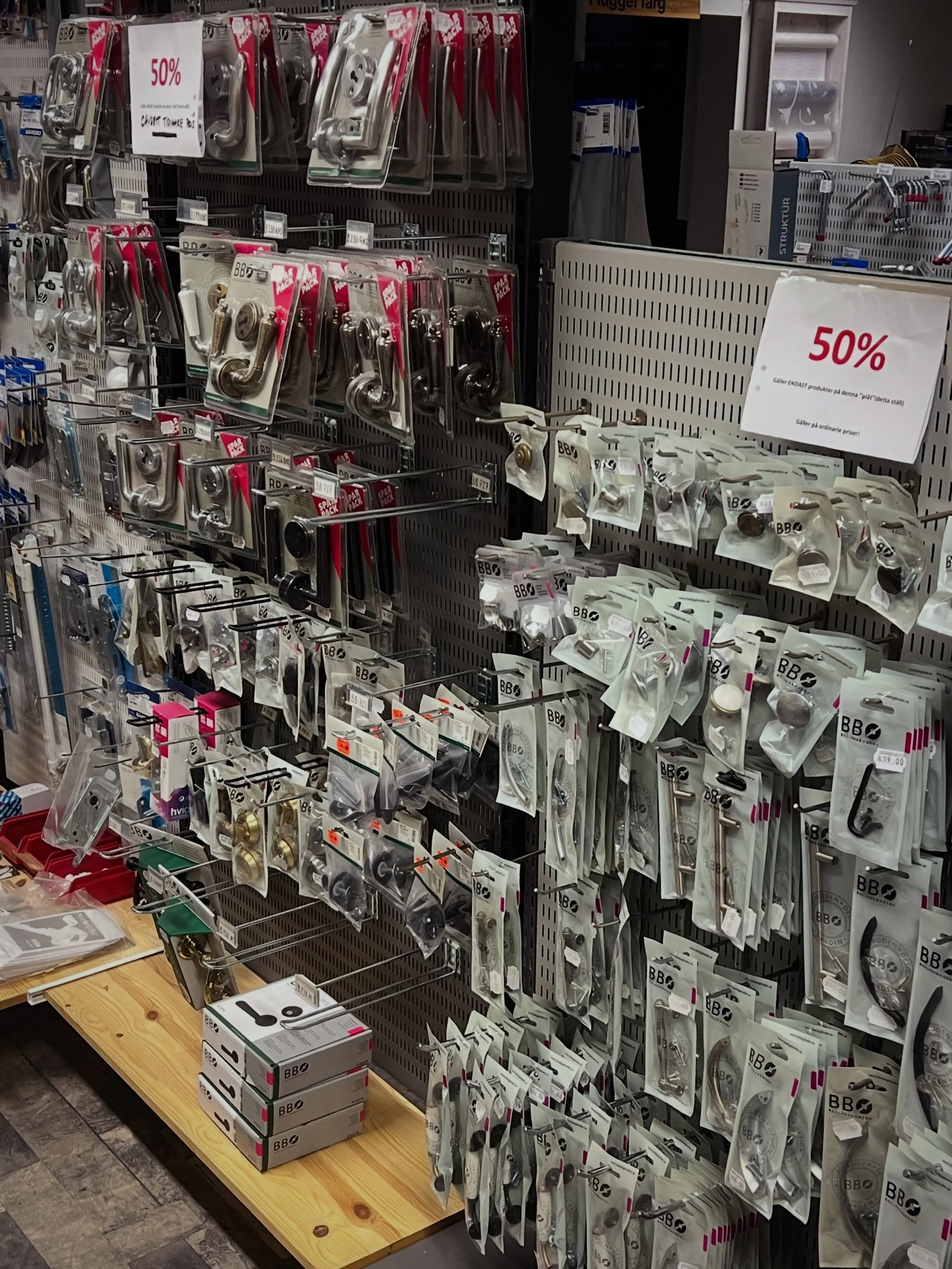 ⭐️ PASSA P&Aring; ATT FYNDA ⭐️

Just nu k&ouml;r vi 50% rabatt p&aring; handtag, knoppar och lite diverse bra-att-ha-prylar! 

Vi forts&auml;tter &auml;ven med:
✨ 30% p&aring; verktyg fr&aring;n RYOBI
✨ Arbetskl&auml;der f&ouml;r 100 kr/plagg

&Ouml;