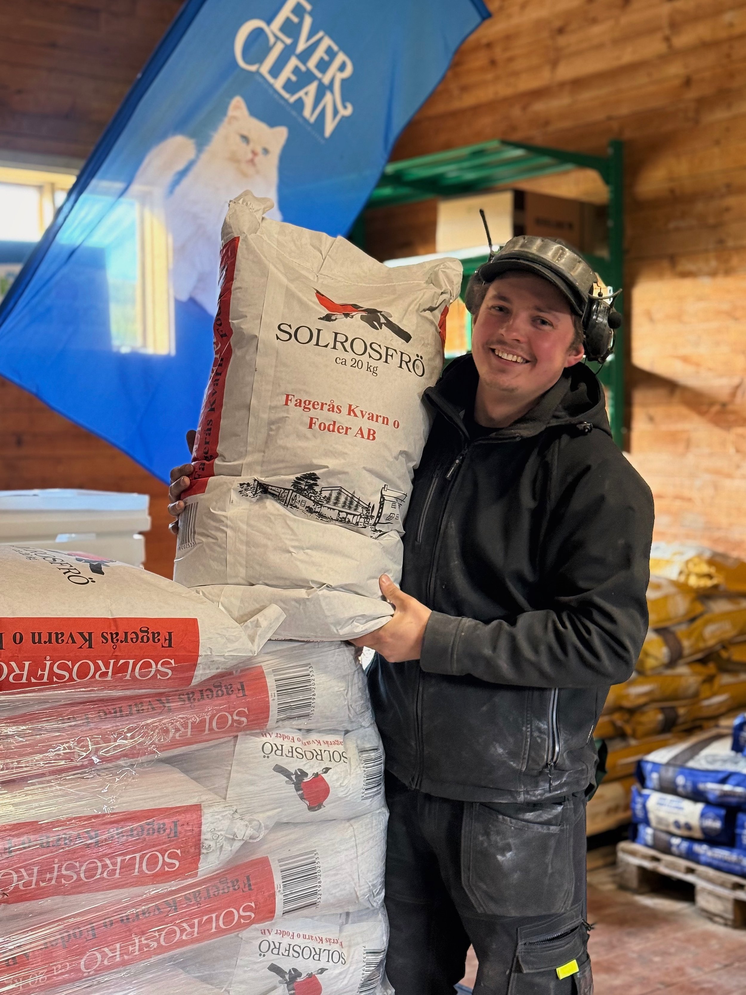 🌻 Jonatan tipsar om att det finns s&auml;ckar med solrosfr&ouml;n p&aring; lager! 

20 kg s&auml;ckar: 450 kr/st

Vi har &auml;ven f&aring;tt in ett mindre antal saltstenar: 90 kr/st

Varmt v&auml;lkommen in! 🍁

DOROTEA BYGG &amp; J&Auml;RNHANDEL ?