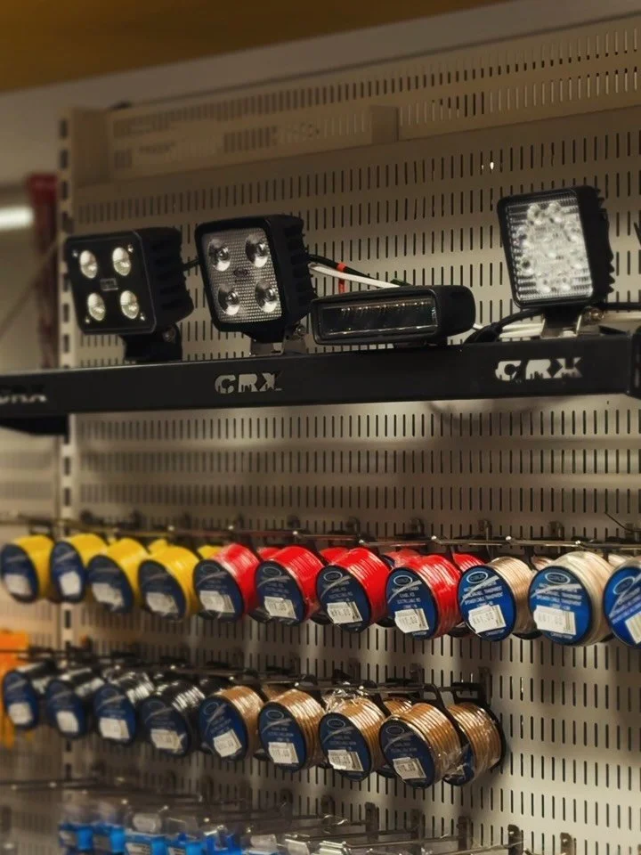 💡Lys upp i m&ouml;rkret! 🔦

Nu n&auml;r m&ouml;rkret &auml;r h&auml;r g&auml;ller det att se ordentligt! 👀 Hos oss hittar du flera riktigt bra arbetslampor, och sj&auml;lvklart alla tillbeh&ouml;r f&ouml;r inkopplingen🔧⚡

&Ouml;PPETTIDER 
M&aring