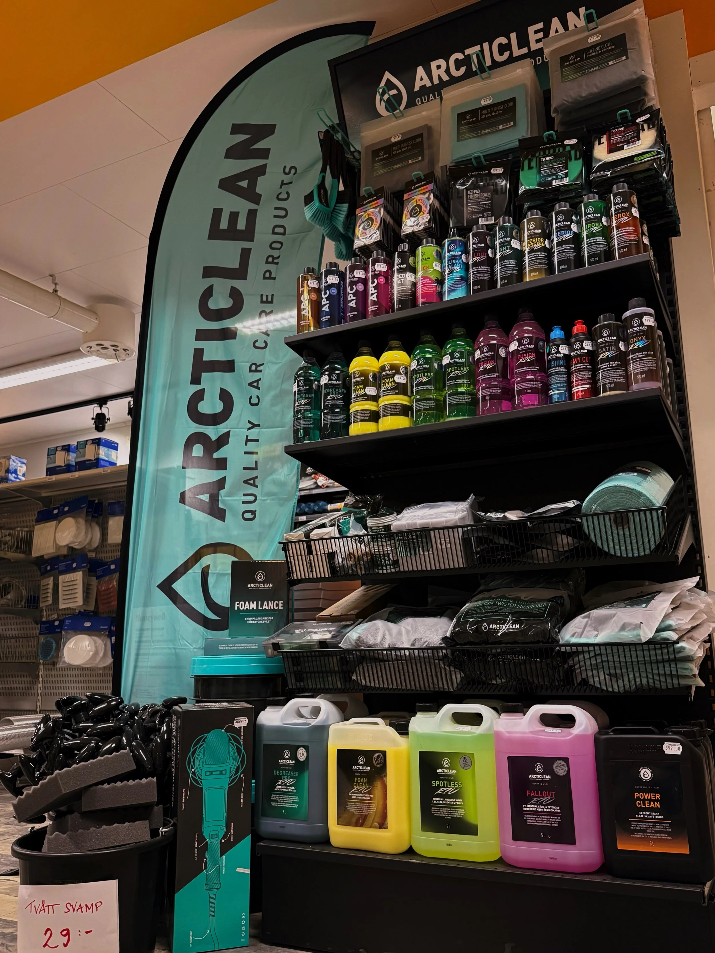 ✨ Nu &auml;r det p&aring;fyllt i ARCTICLEAN-hyllan! 🫧

🔥 En av nyheterna i butiken: ARCTICLEAN Power Clean - en kraftfull alkalisk avfettning l&auml;mpad f&ouml;r grovreng&ouml;ring som t.ex. avfettning av lastbilar och tunga arbetsfordon, smutsiga