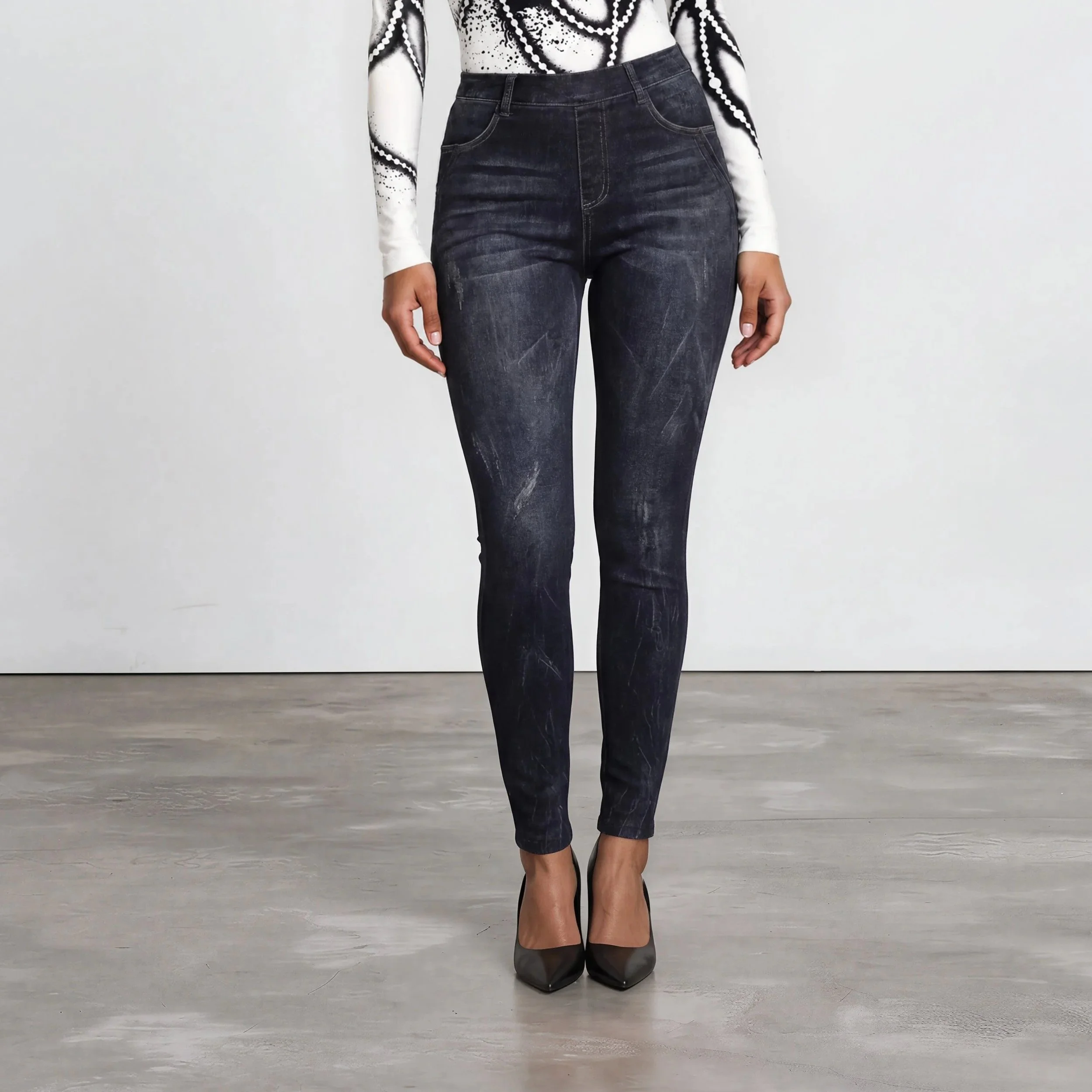 d7fb617d-f870-41c4-979b-4c641254ddbe.medium-Monica-Minimalist+Gallery.jpg