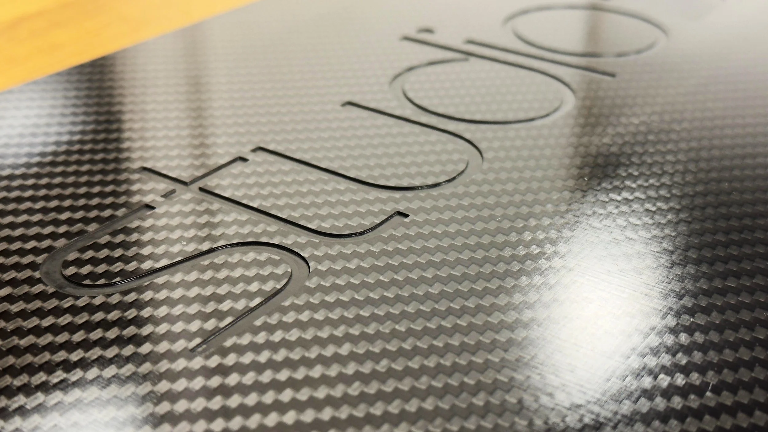 Material: Carbon Gloss Twill // Milled Logo