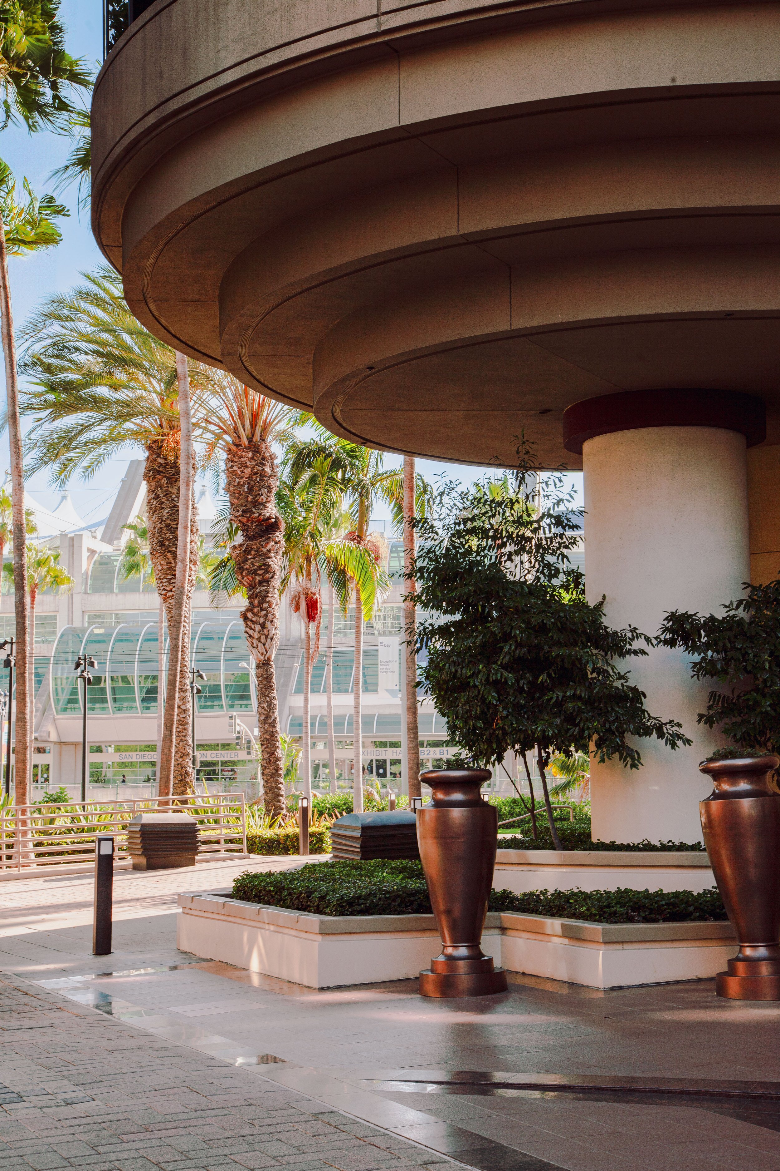 round Pillar_Conventioncenter_V2.JPG