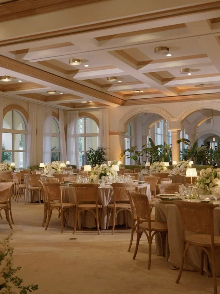 personally, I love designs that are simple yet elegant and somehow so much yet not over the top 😚🤌🏼

 I think @sari.sosa.events and @alavisheventdesign nailed it!! Serving aesthetics that fit the venues abilities perfectly and bringing the couples