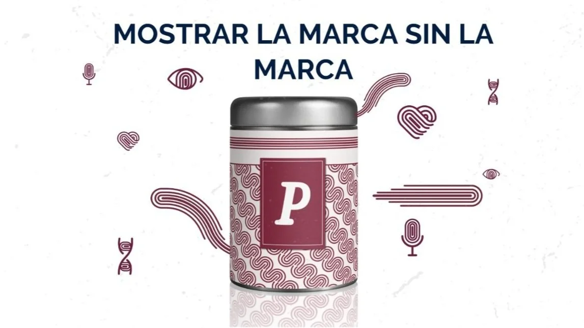 A tin container with a patterned red and white design, a large letter P on the front, and a metallic lid, surrounded by abstract graphic lines and symbols, with the Spanish text 'Mostrar la marca sin la marca' at the top.
