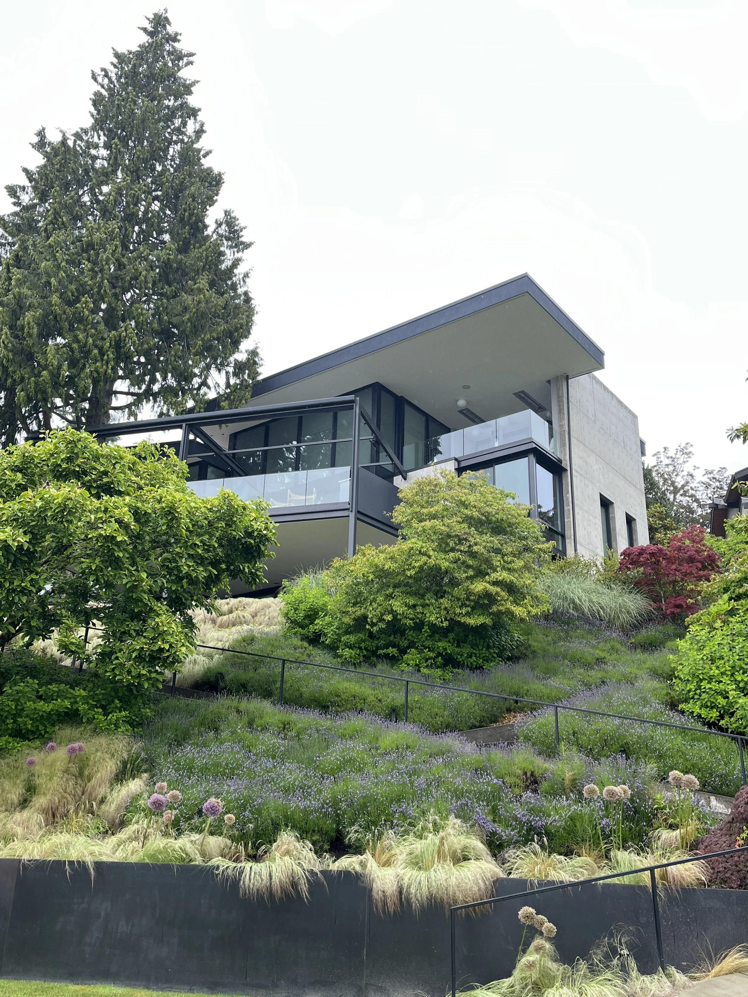 Steel wall and planted slopes — Enatai