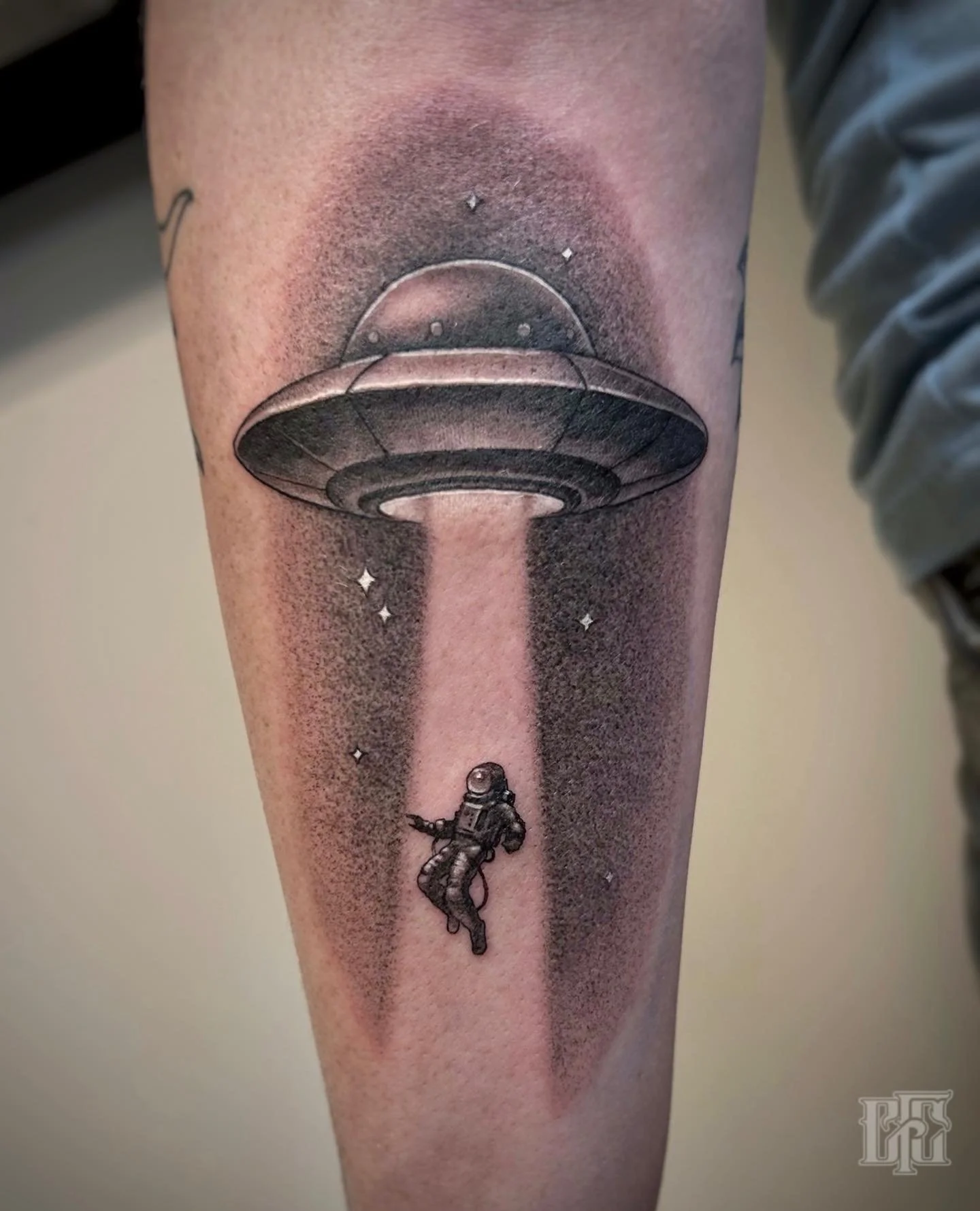 UFO and Astronaut 🛸👽👩&zwj;🚀

Click the link in my bio to book

#ufo #ufotattoo #spacetattoo #astronauttattoo #auburn #auburntattoo #auburntattooartists #seattle #seattletattoo #seattletattooartist #smalltattooseattle #finelinetattooseattle
