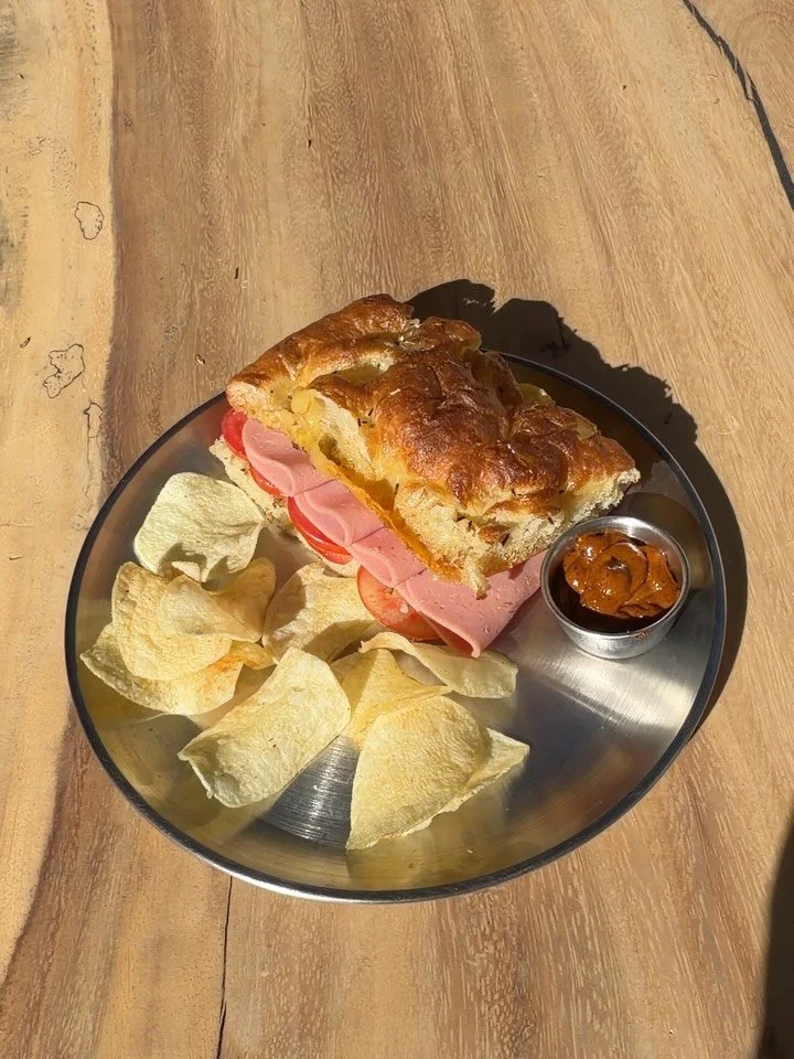 Que onda ? Buenas tardes jajaja

1. Ma&ntilde;ana lanzamos Focaccia del Chavo:
Jam&oacute;n de pavo, queso manchego y tomate. Acompa&ntilde;ada de papas chips.

2. Mejoramos nuestra focaccia 

3. Nuestros chilaquiles no han cambiado y siguen siendo n