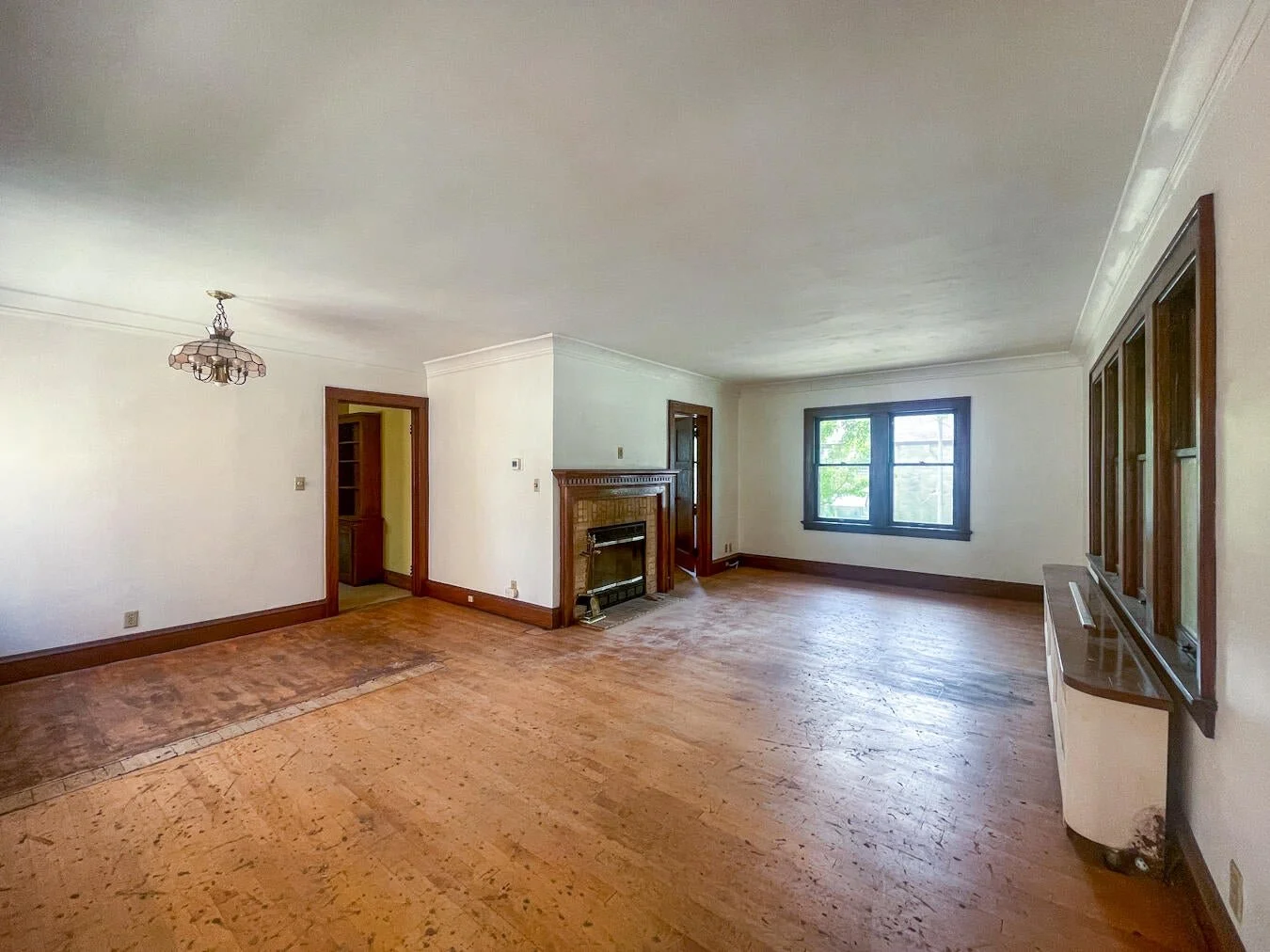 Bluemound living room inside view before.jpg