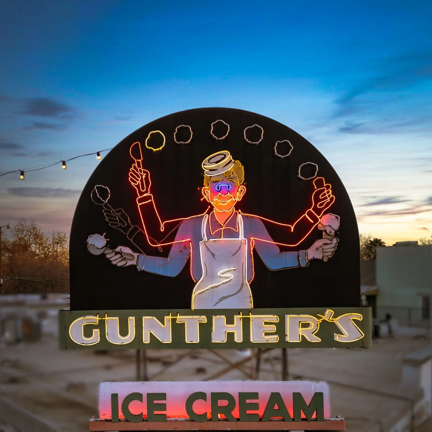 Iconic &amp; glowing like never before&mdash;Jugglin&rsquo; Joe at Gunther&rsquo;s Ice Cream! A close-up shot you&rsquo;ve never seen before, showcasing Sacramento history in all its neon glory.

📍Swing by Gunther&rsquo;s for the best ice cream in t