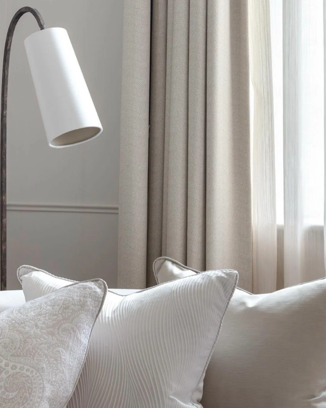 When it comes to bedrooms we focus heavily on texture, lighting and thoughtful details that will elevate the space making it feel luxurious. Here is our Hertfordshire project where its a beautifully balance palette of natural finishes. The portaroman