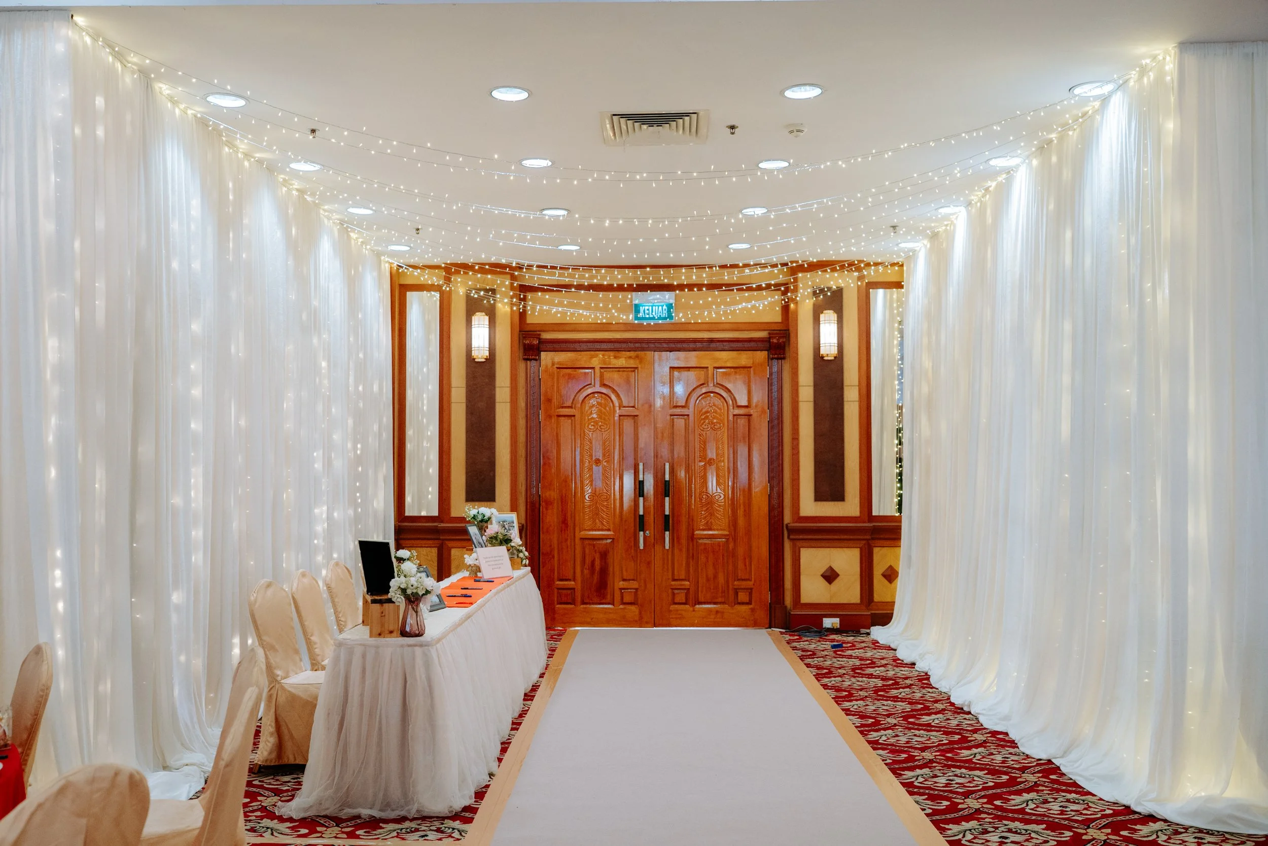 Tunnel fairylighting entrance deco.jpg
