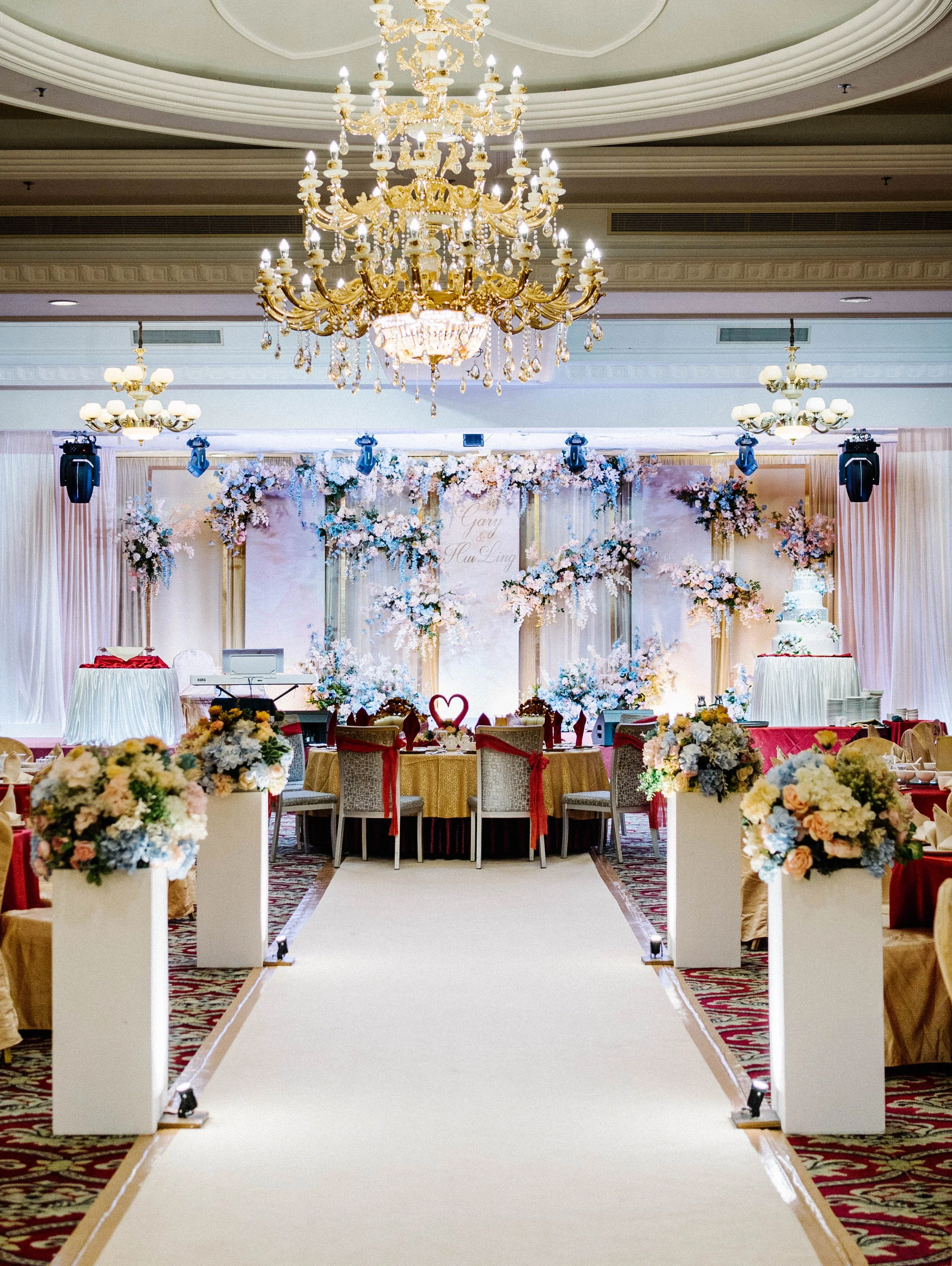 Walkway aisle white carpet.jpg
