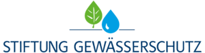 Logo der Stiftung Gewässerschutz mit einem grünen Blatt und einem blauen Wassertropfen über dem Schriftzug.