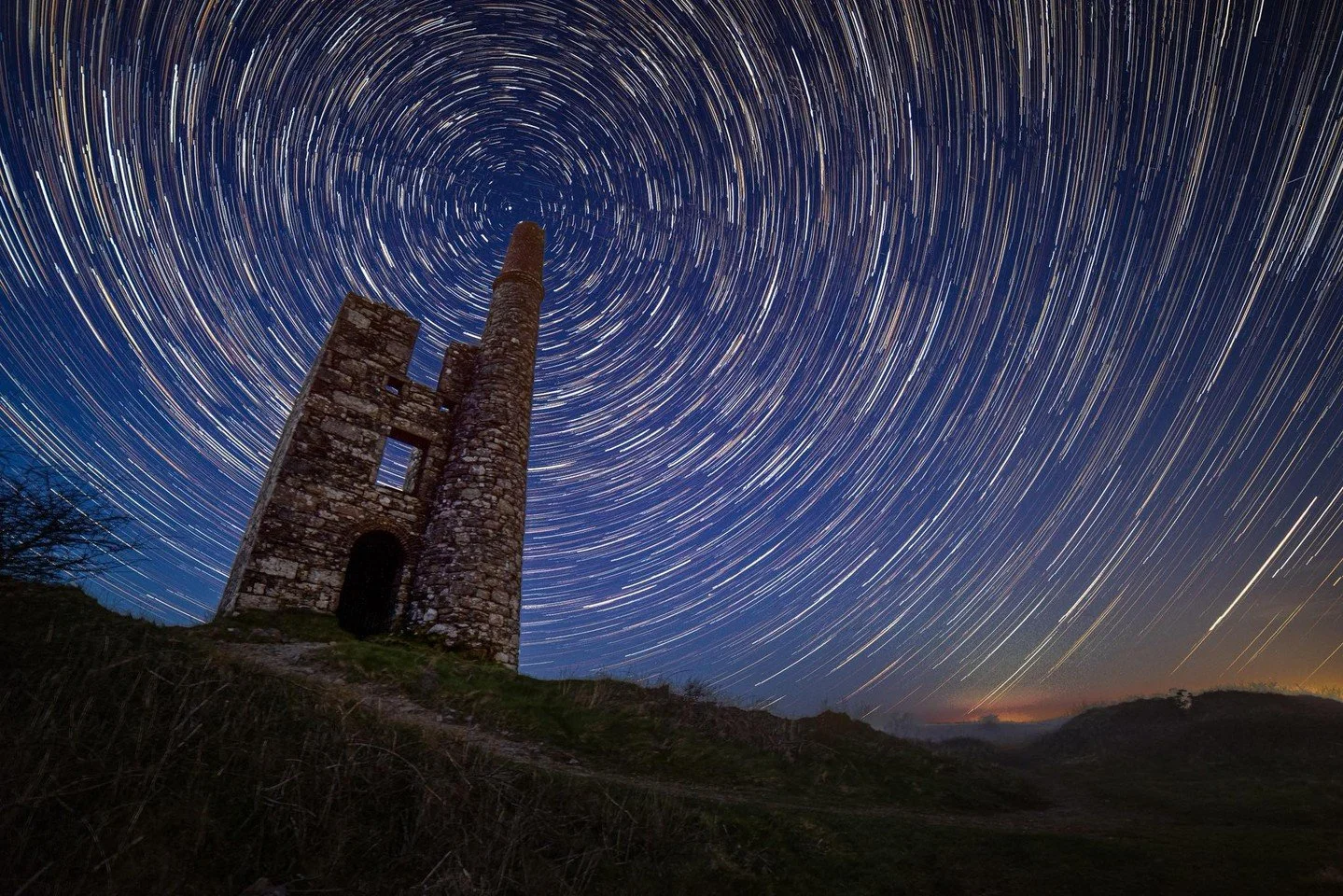 The night doesn&rsquo;t stand still, it spins stories above us ✨⁠
⁠
Masterful photo by member Ethan Scorer @scorerwildlife 👏📸⁠
⁠
f/2.8 - 20 sec - ISO 1600⁠
134 stacked images - Canon R6 MKII - Samyang RF 14mm f/2.8 MF⁠
⁠
Ethan writes, "This is