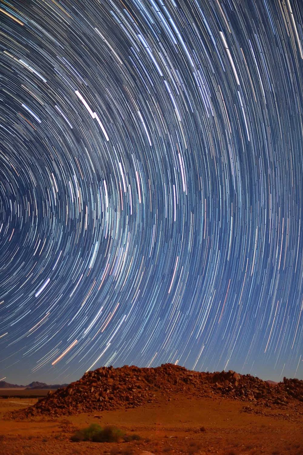 Startrails in Namib Desert © Qiqige (Nina) Zhao (Australia)