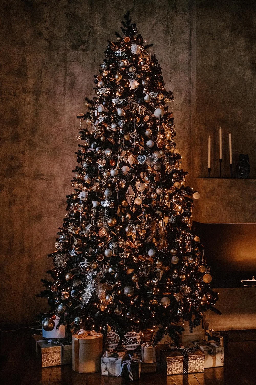 Decorated Christmas tree at home - @alsyshka unsplash.com