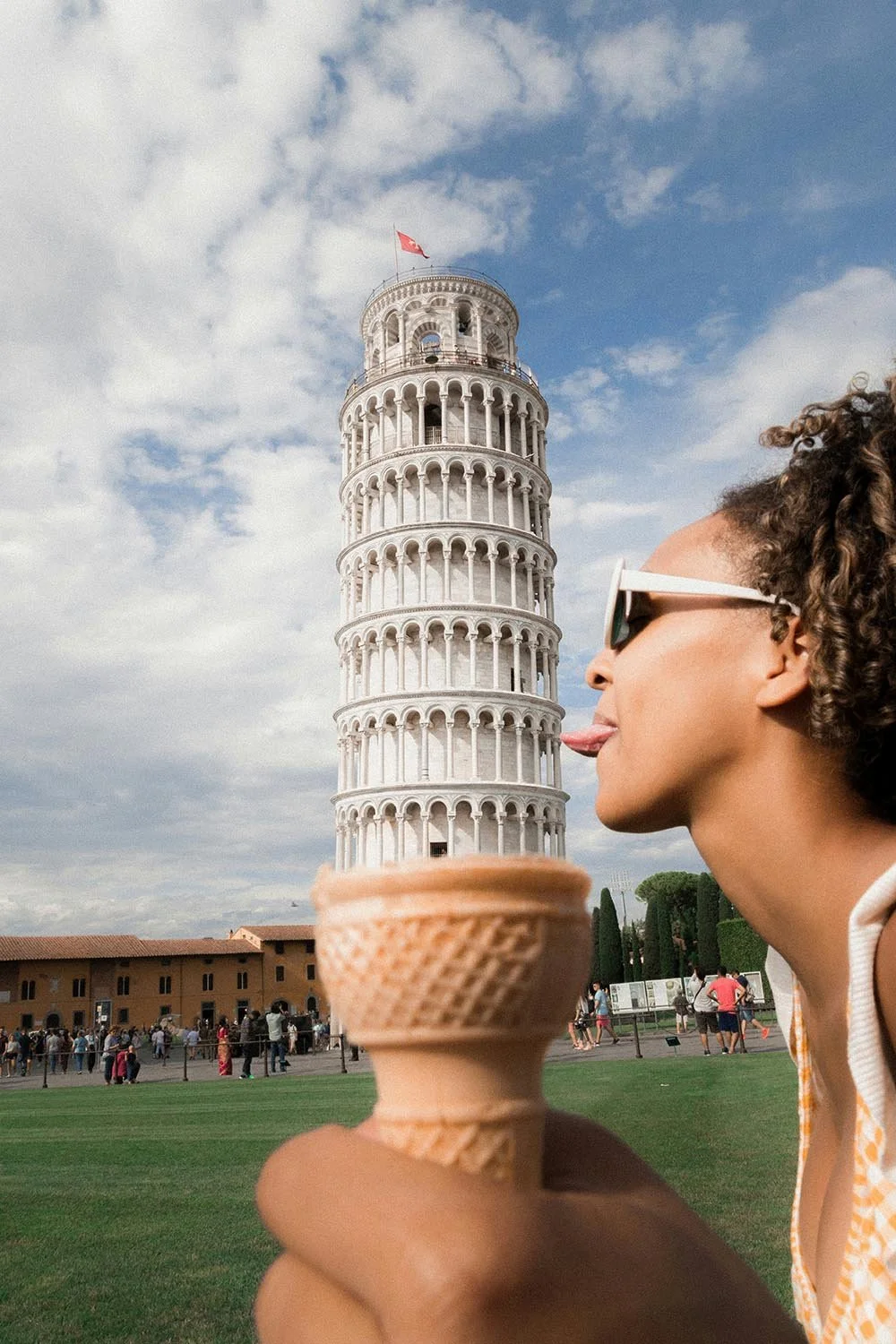 forced persepctive photograph of the leaning tower of piza