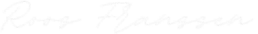 Witte cursieve tekst op zwarte achtergrond met de naam 'Roos Franssen'.