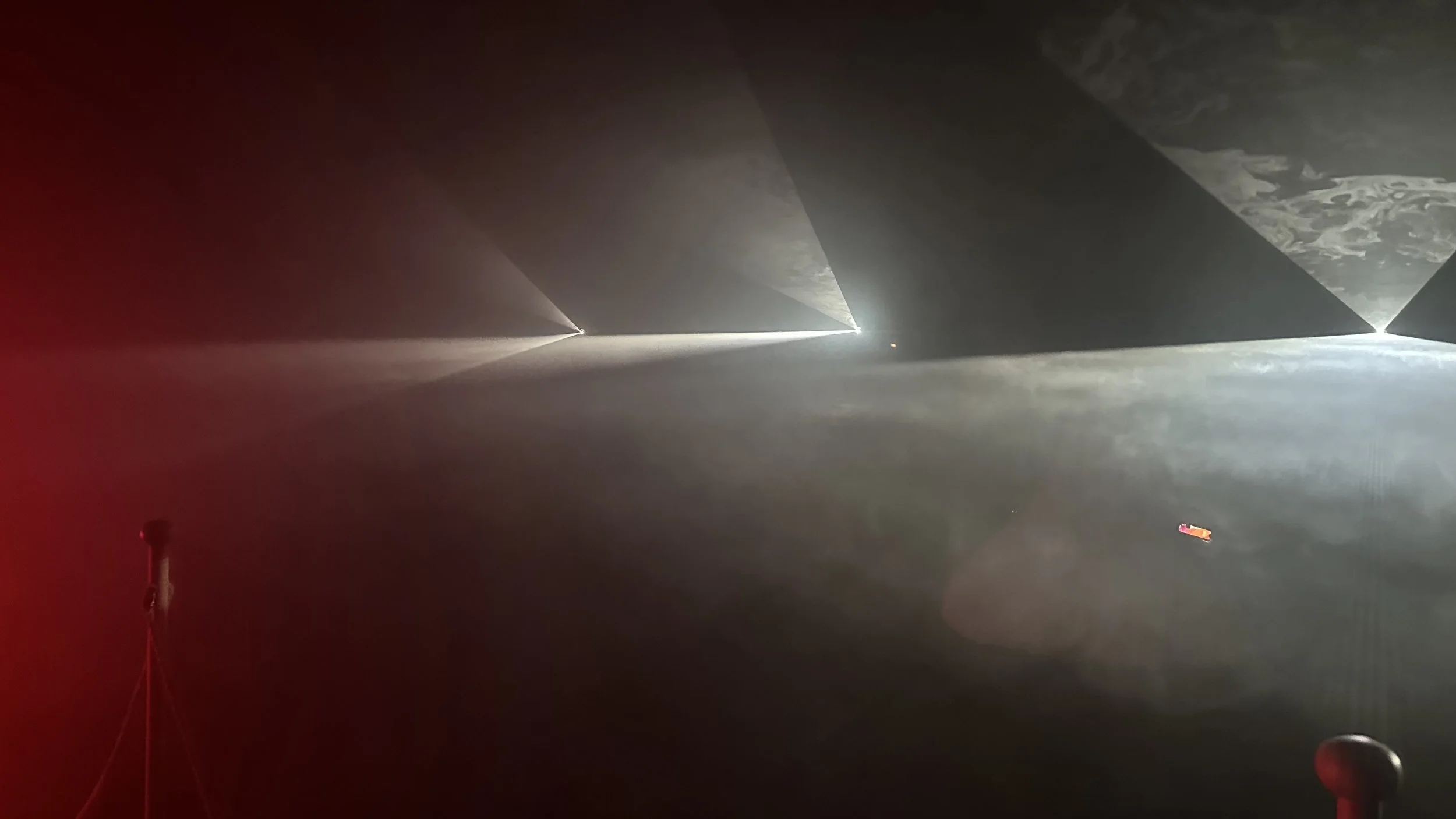 Piramidi di ghiaccio illuminate al buio con luci bianche e Rosa