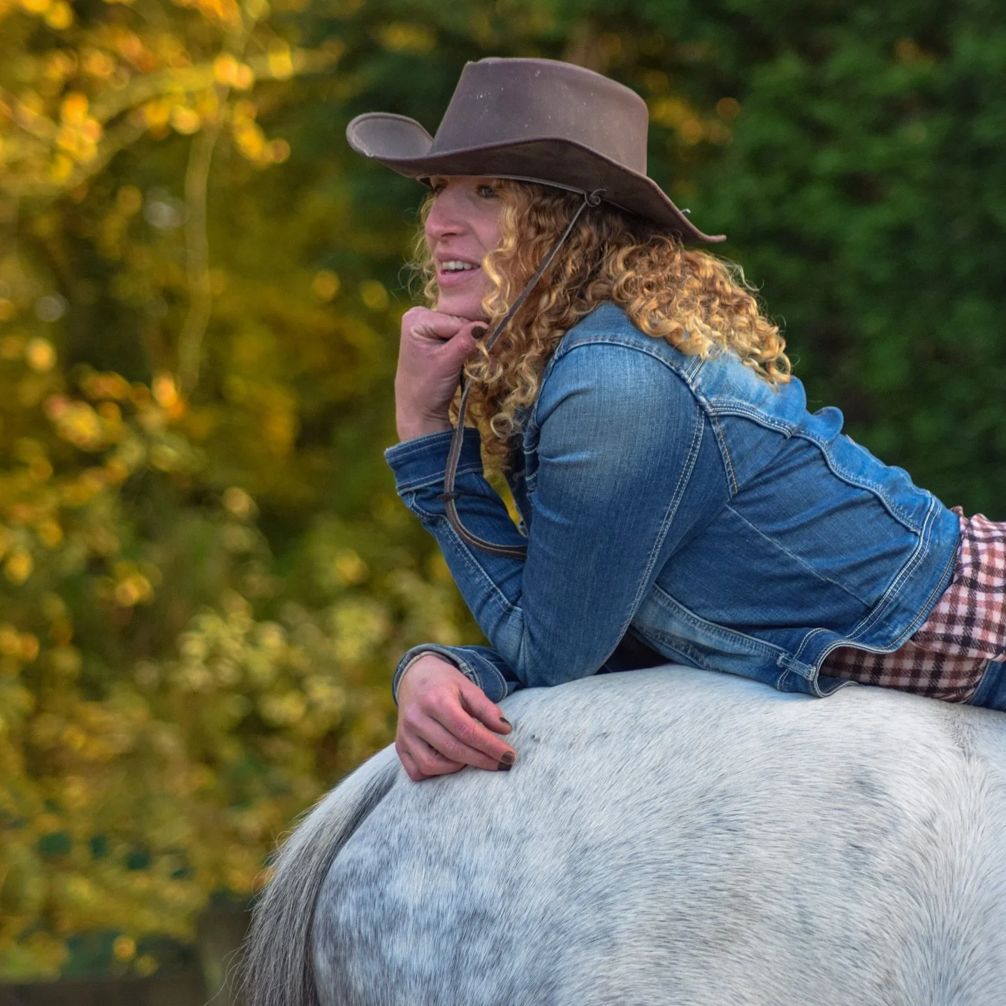 &lsquo;Keep your boots dusty and your dreams big&rsquo; 👢💭

Na de mega natte ochtend 🌧️ (we zijn echt helemaal doorweekt geregend tijdens de lessen), toch een super mooie middag om wat herfst plaatjes te maken 😌