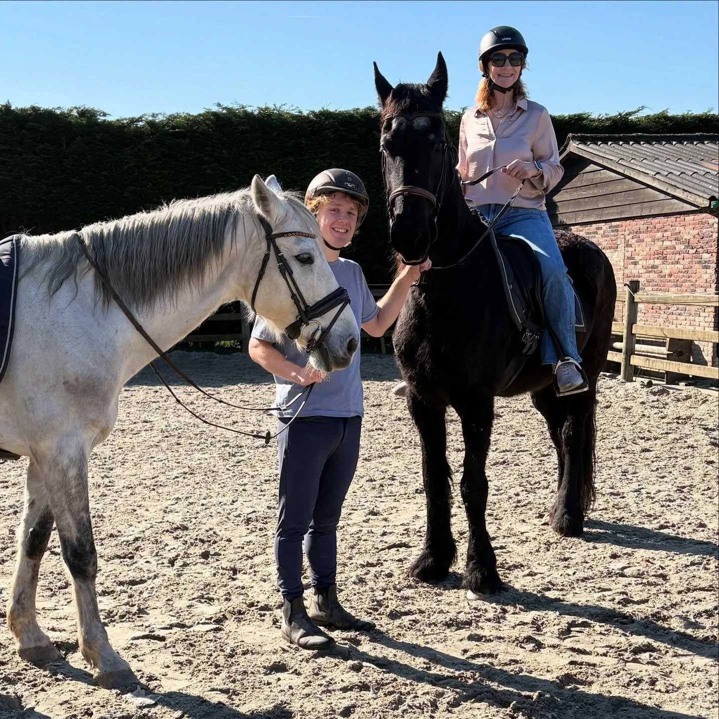 Yesss! Na 20 jaar zeuren is het gelukt! Mama voor het eerst op een paard 🎉

Uiteraard op lieve Doutsen, past bij de Friese roots