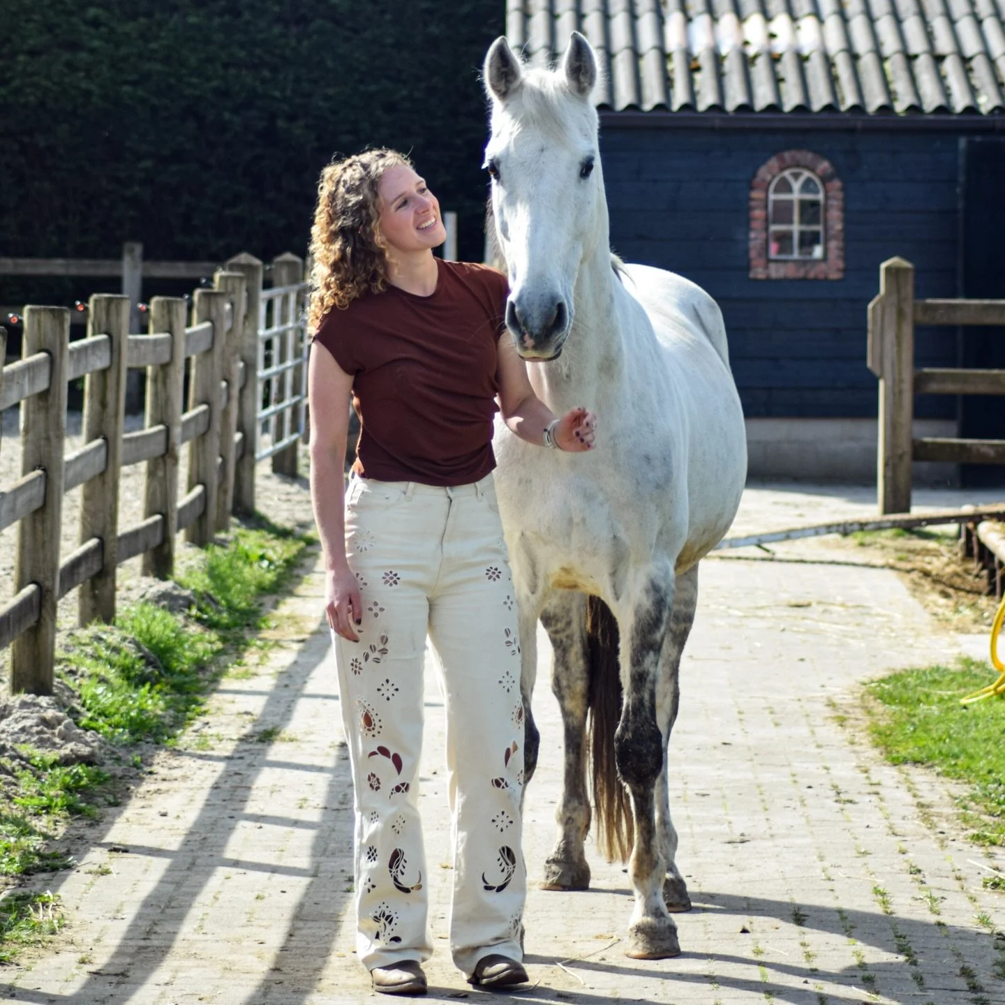 Zaterdag 🤎

 Onze zaterdagen beginnen weer aardig vol te raken. Kinderfeestjes, ponydagen, evenementen, markten en shows, er staat echt al van alles op de planning!

Wat doen jullie met de paarden als het zulk mooi weer is? ☀️