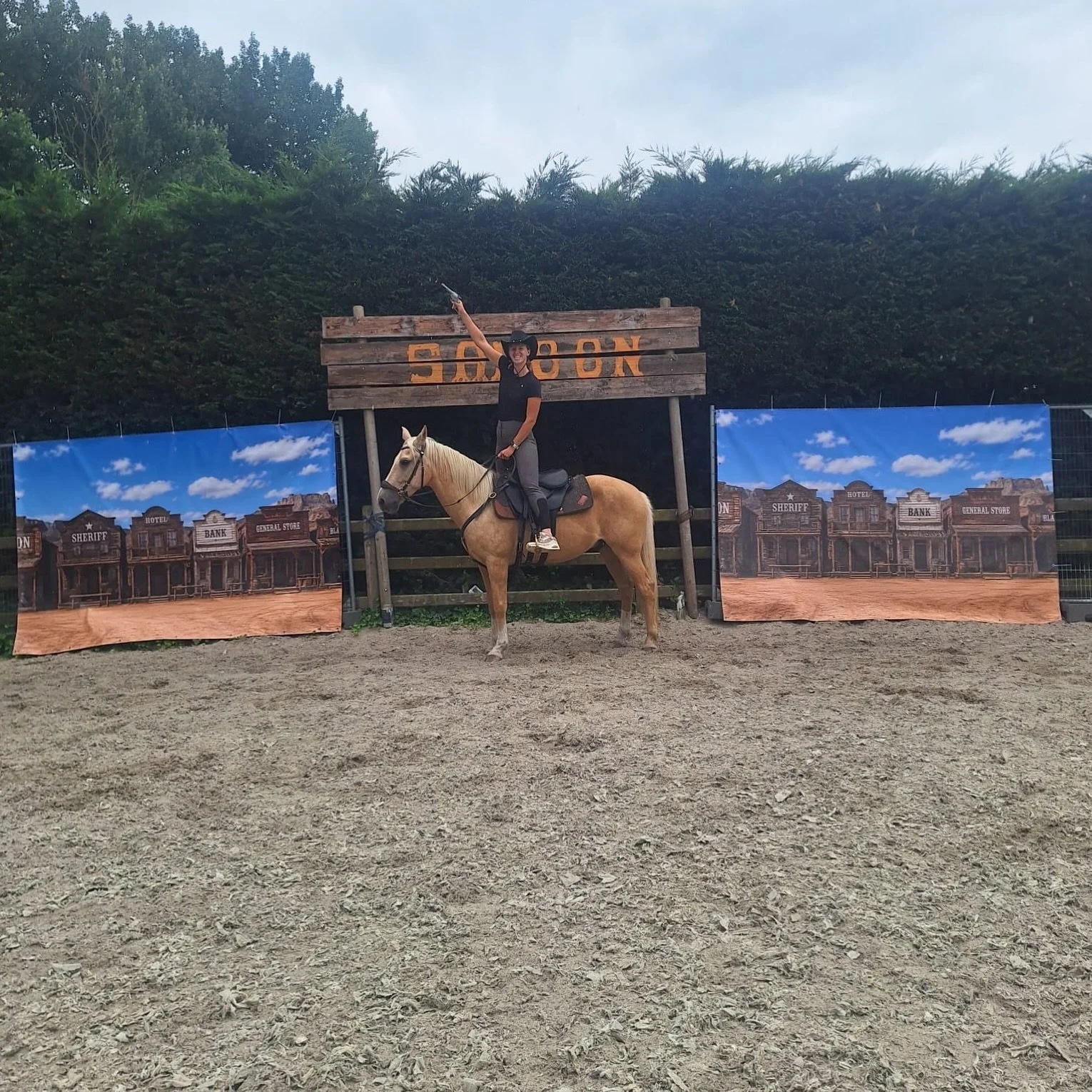 Nog 4️⃣ dagen tot onze eindshow!

Vandaag hebben we nog een keer de hele show doorgelopen met een groot deel van ons team. Dankbaar dat al deze mensen helpen, zonder hen geen show!

Ben jij erbij 4 juli?
Met jouw komst steun je de bouw van onze nieuw