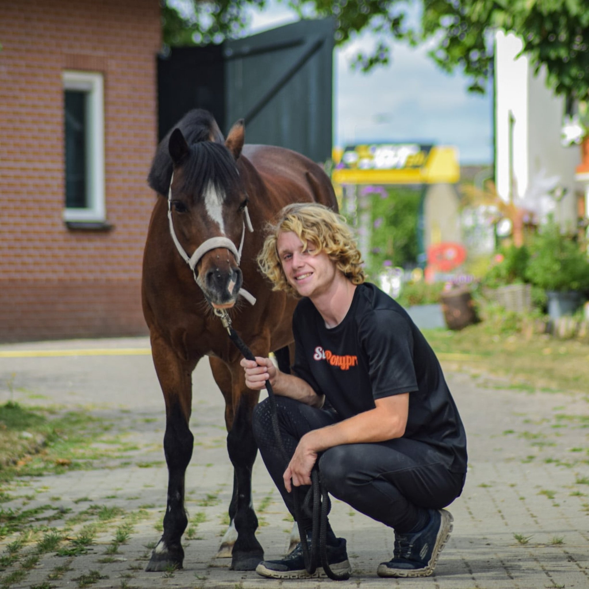 Daar is hij dan! Onze nieuwe pony 🥳🐴

Stiekem wisten wij al best een tijdje dat deze pony zou komen, maar we wilden het nog even als verrassing houden.
Benieuwd naar zijn naam? Check onze nieuwste YouTube video!
Hij is in ieder geval ontzettend kna