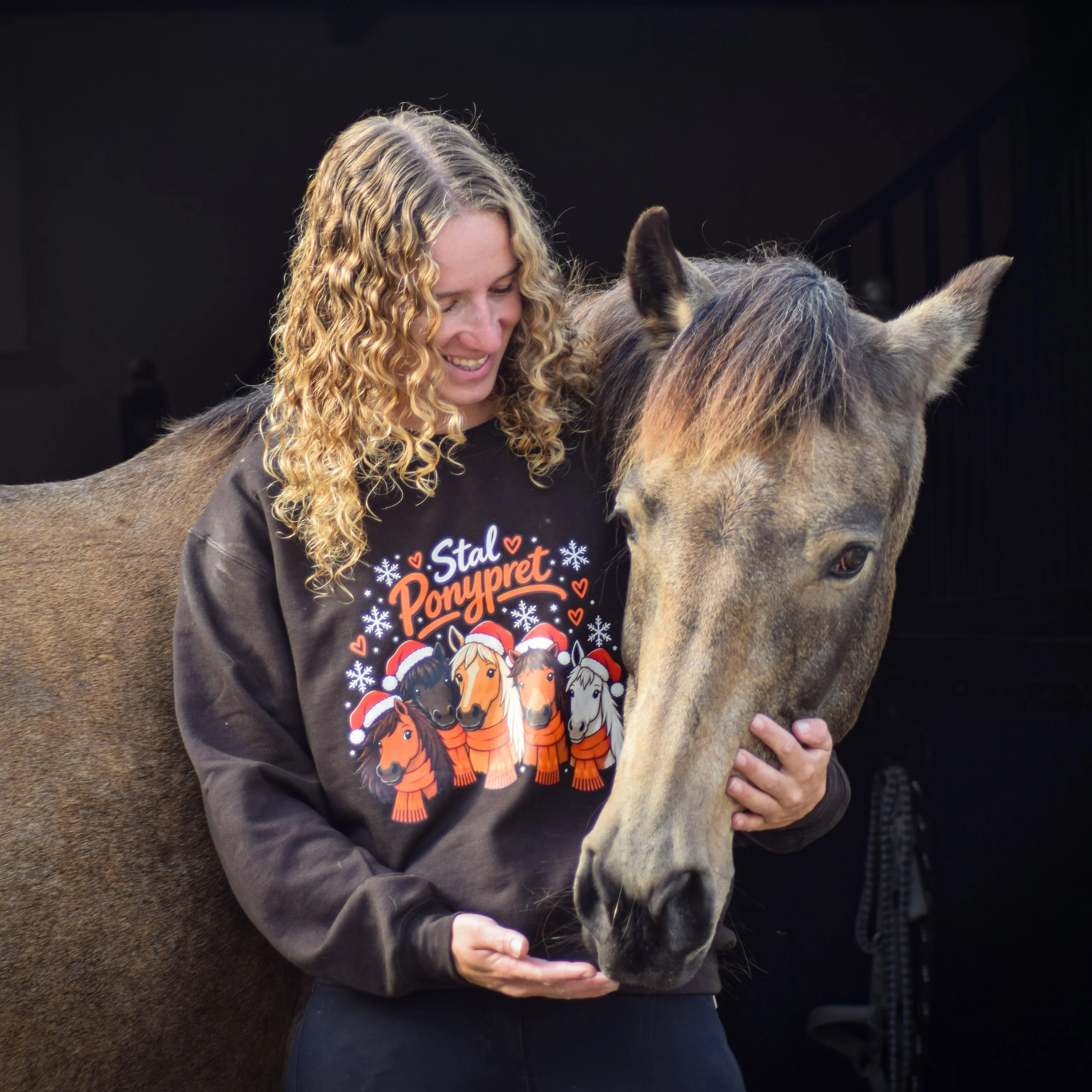 We hebben een Stal Ponypret KERSTTRUI ontworpen!!

Ik kan gewoon niet wachten met het delen&hellip; ik vind hem ZO leuk! Vanaf 1 november beschikbaar in onze webshop 🌲

Thanks @de.teugels.kwijt voor weer zulke mooie foto&rsquo;s!!!