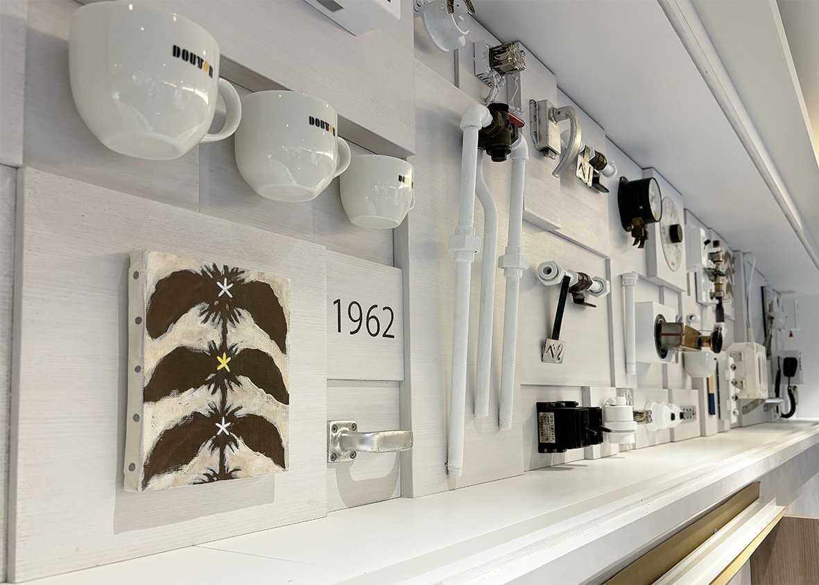 Hanshin Railway & Doutor Coffee Shop Hanshin Osaka-Umeda Station We carefully polished the parts of retired vehicles that had supported the city and its people for a long time, explored the interest of form, and planned to make even the most inconsp