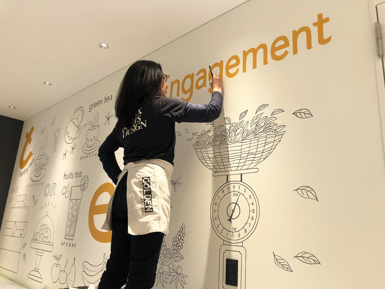 Medical equipment manufacturer HQ / Café space Design supervision / Gentler The wall art, titled “Plants' HEARTBEAT,” uses fun motifs to illustrate the cycle of rebirth. The artwork is a unique deformation of familiar plants and objects and is inte