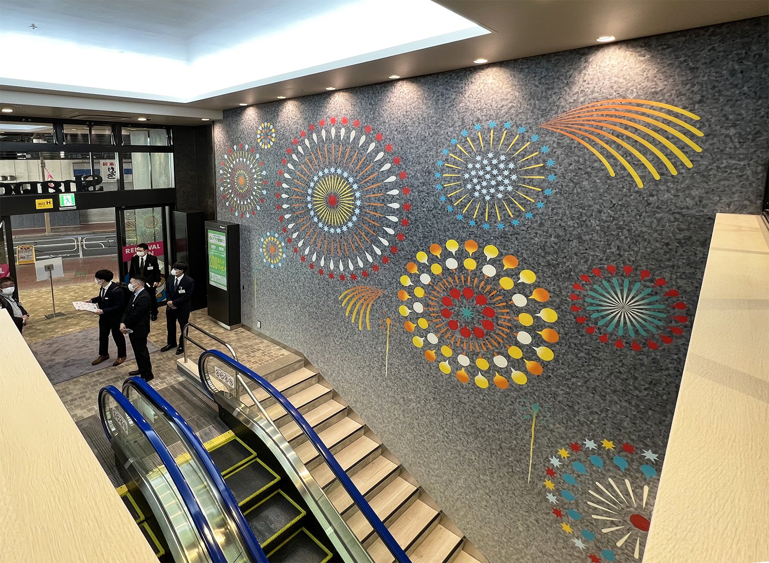 Shapo Koiwa Public art in shopping facilities Owner: JR East Urban Development Corporation Fireworks, river water, winds crossing over, rainbow-colored strata, the energy that resides in the land was expressed in rainbow colors in this facility art