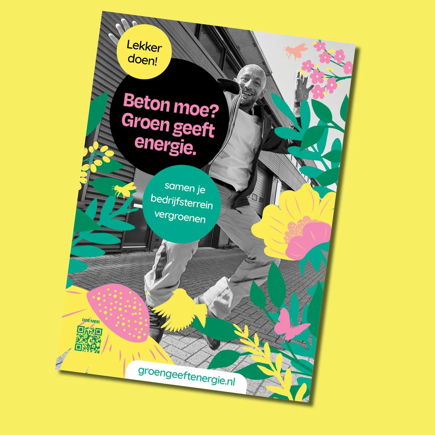 Illustratie van een man op een fiets met bloemen en groene bladeren, met tekstballonnen met tekst over groen energie en bloemen, en een QR-code.