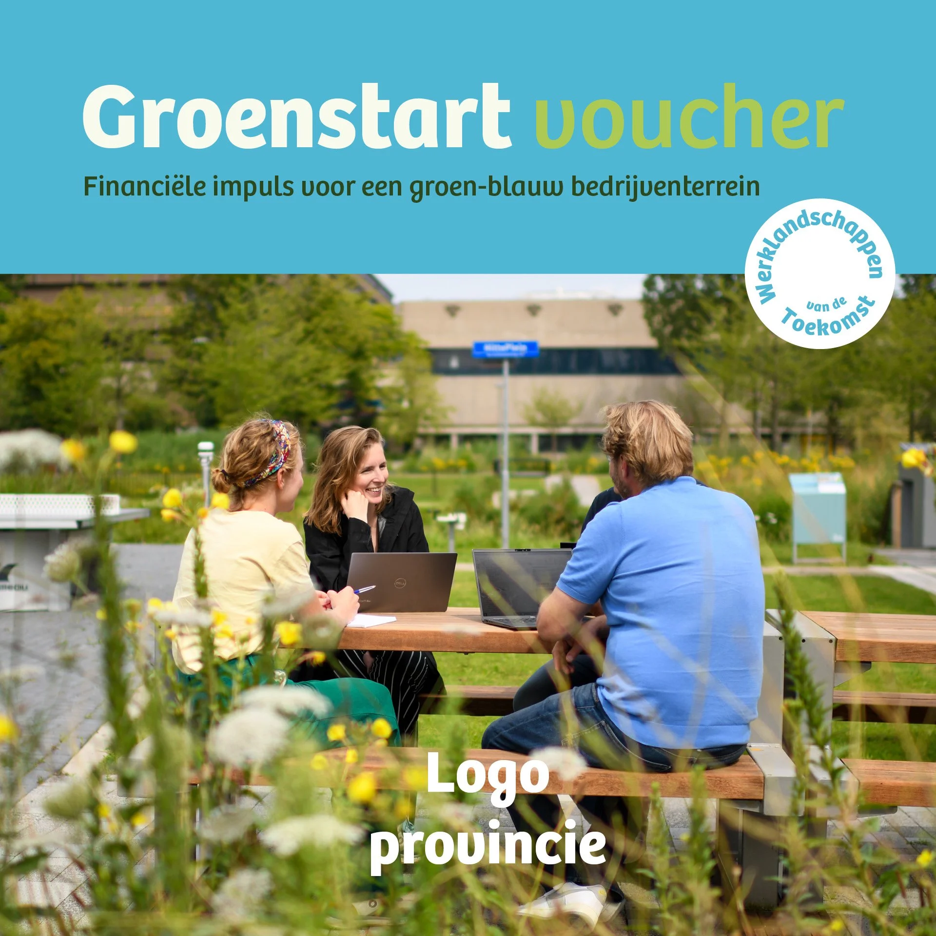 Een groep mensen zit aan een houten tafel buiten op een grasveld, omgeven door bloemen en bomen, en praat, met laptops voor zich.