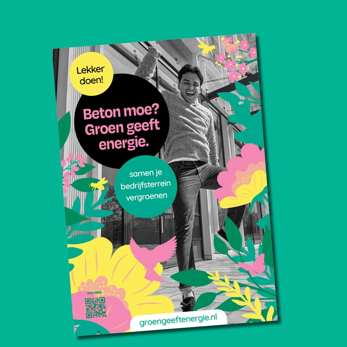 Cover van een flyer met een zwart-wit foto van een lachende man die een voet op een glazen deur zet. De flyer heeft kleurrijke bloemen- en bladillustraties met tekstballonnen met teksten zoals "Lekker doen!" en "Beton moe? Groen geeft energie.". Onde