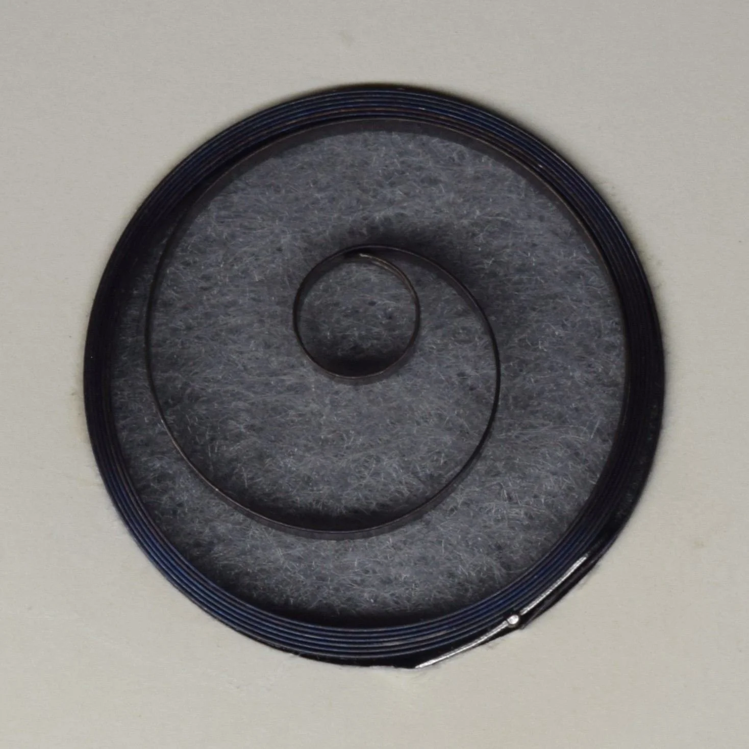 Nu Vigor Mainspring No. 1073 – for Seth Thomas 18-size Factory No. 536 – 53.98 centimeters long, 3.30 wide, .195 thick, or, 24 wide, 3¾ thick, 21¼ inches long Dennison gauge - Made in Switzerland
